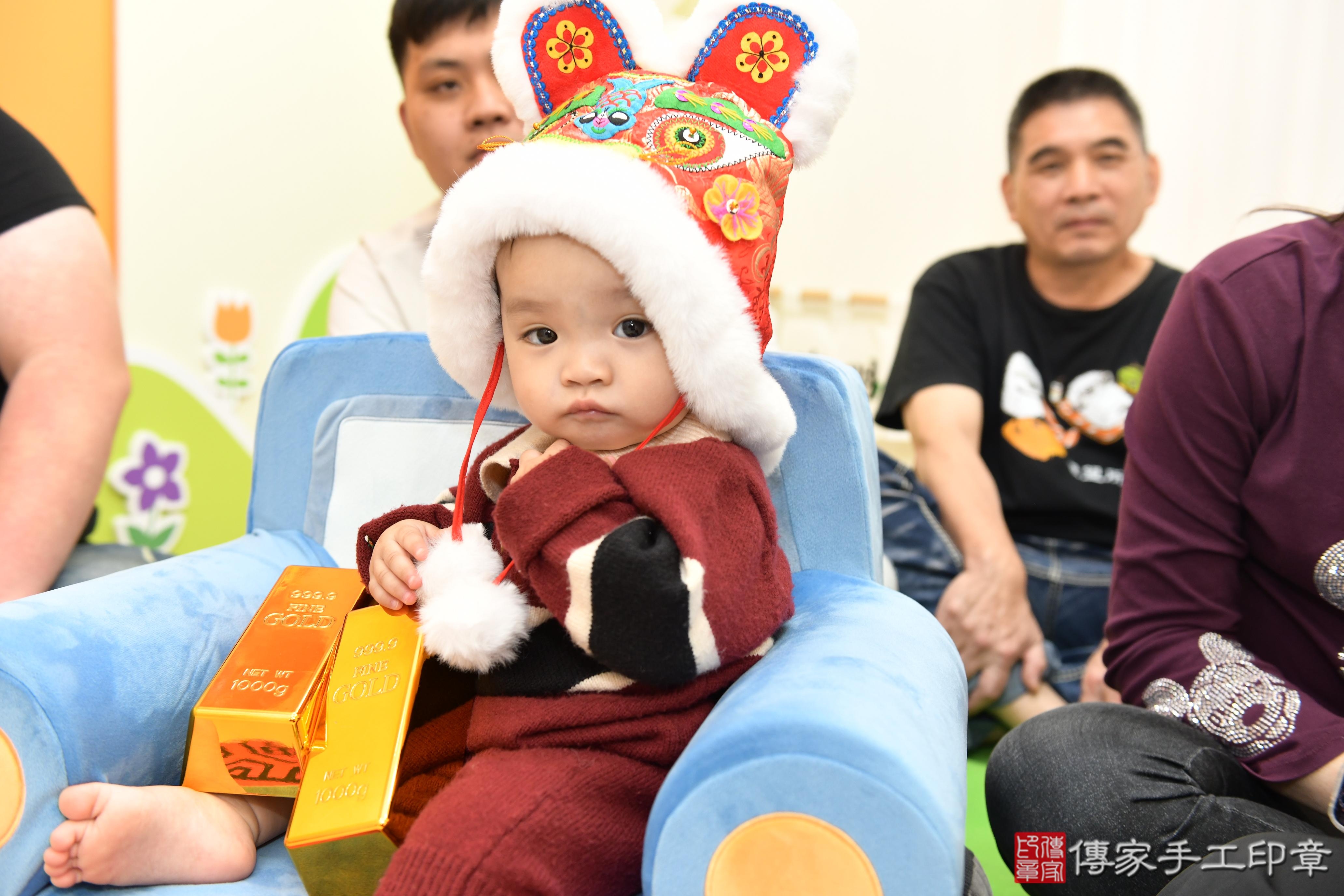 傳家手工印章台南店、抓周、度脺、美式風會場、傳家嬰兒古禮、吉祥話、抓周道具物品24種、拍照。抓周證書。寶寶抓周、滿周歲、生日快樂、祝福