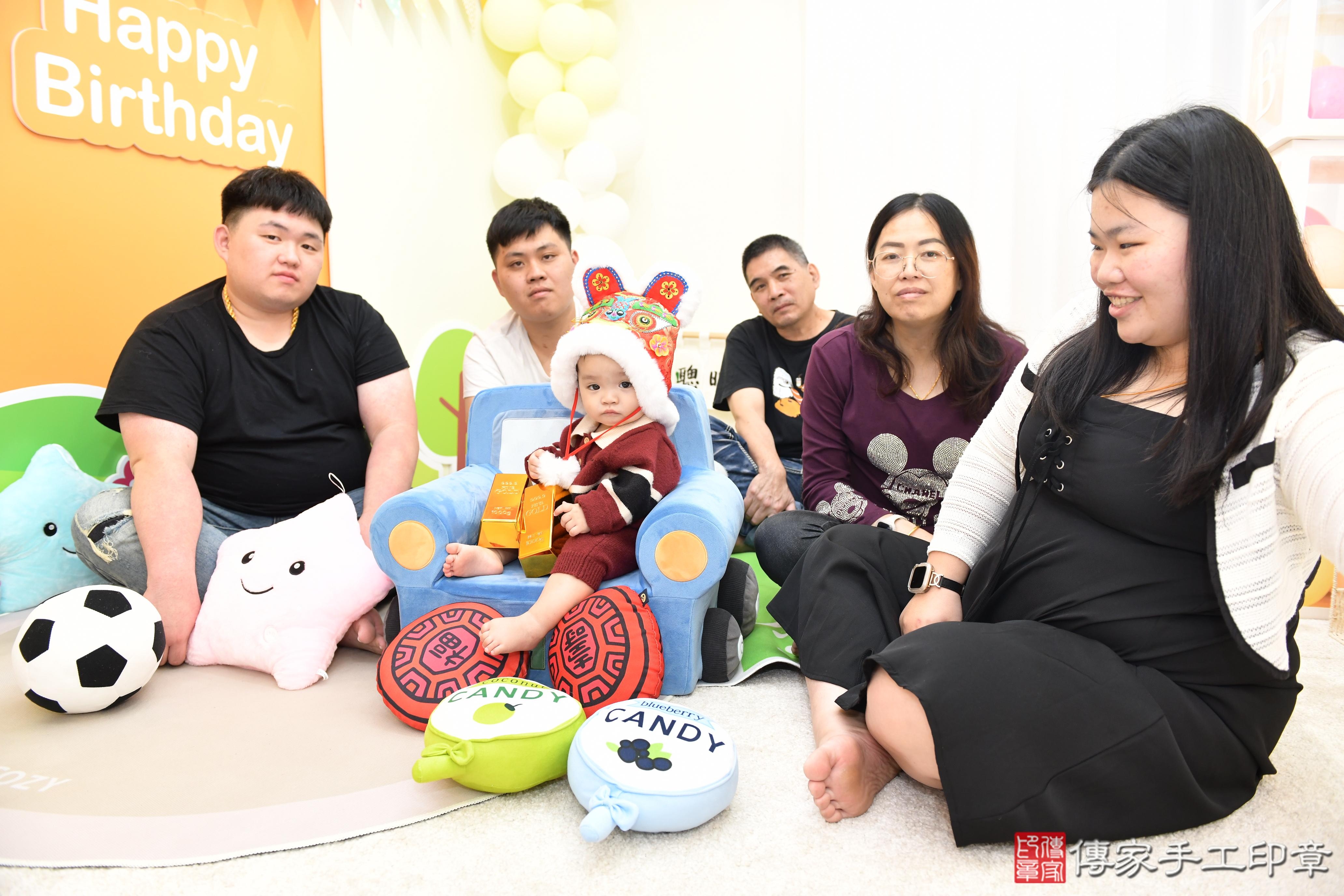 傳家手工印章台南店、抓周、度脺、美式風會場、傳家嬰兒古禮、吉祥話、抓周道具物品24種、拍照。抓周證書。寶寶抓周、滿周歲、生日快樂、祝福