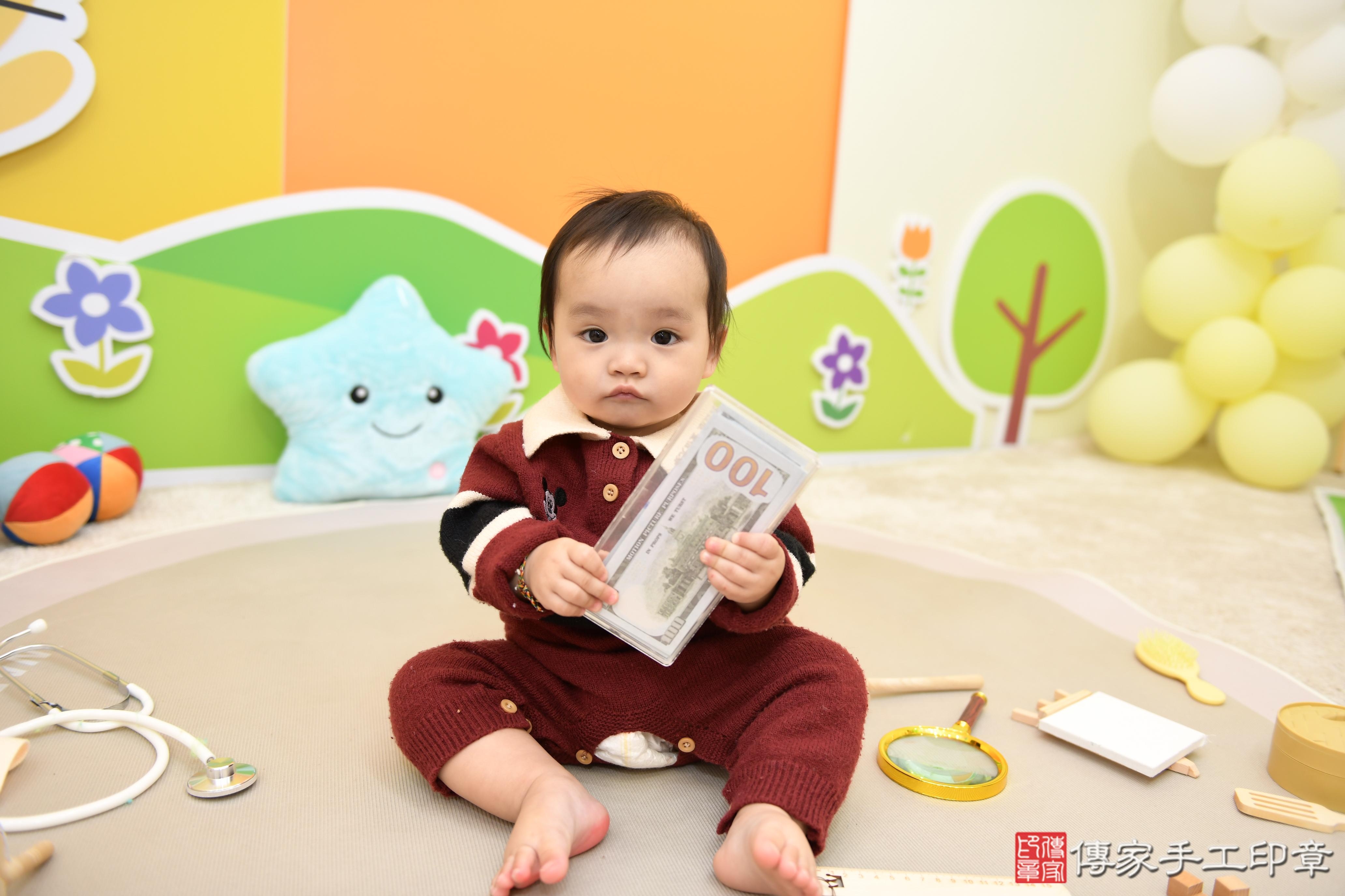 傳家手工印章台南店、抓周、度脺、美式風會場、傳家嬰兒古禮、吉祥話、抓周道具物品24種、拍照。抓周證書。寶寶抓周、滿周歲、生日快樂、祝福
