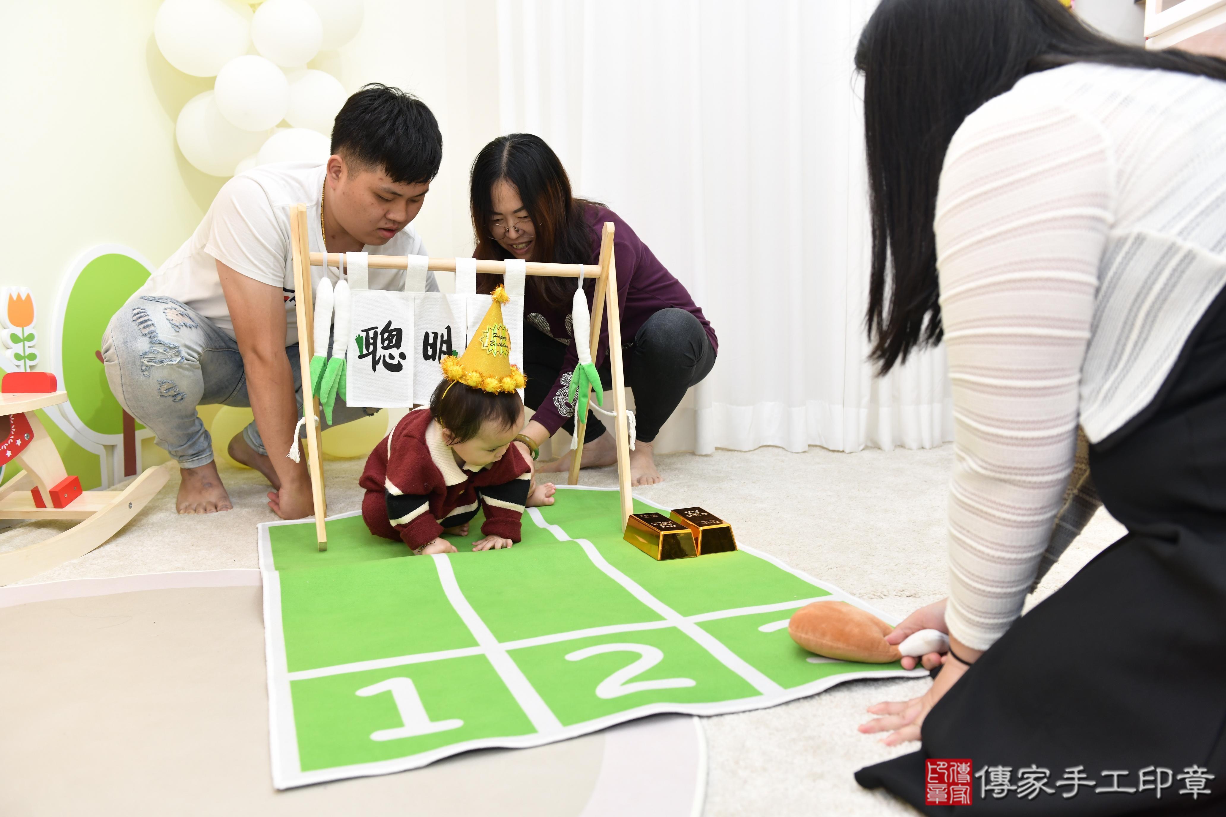 傳家手工印章台南店、抓周、度脺、美式風會場、傳家嬰兒古禮、吉祥話、抓周道具物品24種、拍照。抓周證書。寶寶抓周、滿周歲、生日快樂、祝福