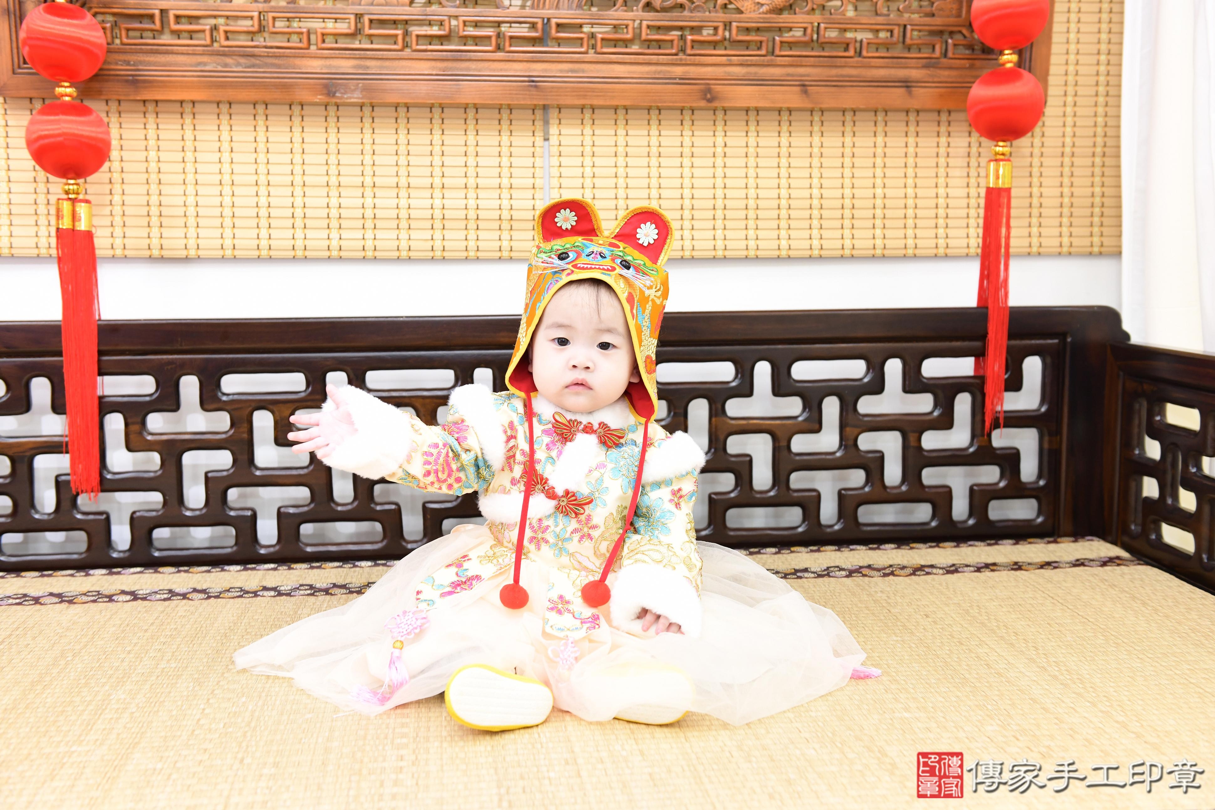 傳家手工印章高雄店、抓周、度脺、美式風會場、傳家嬰兒古禮、吉祥話、抓周道具物品24種、拍照。抓周證書。寶寶抓周、滿周歲、生日快樂、祝福 傳家手工印章高雄店、抓周、度脺、美式風會場、傳家嬰兒古禮、吉祥話、抓周道具物品24種、拍照。抓周證書。寶寶抓周、滿周歲、生日快樂、祝福