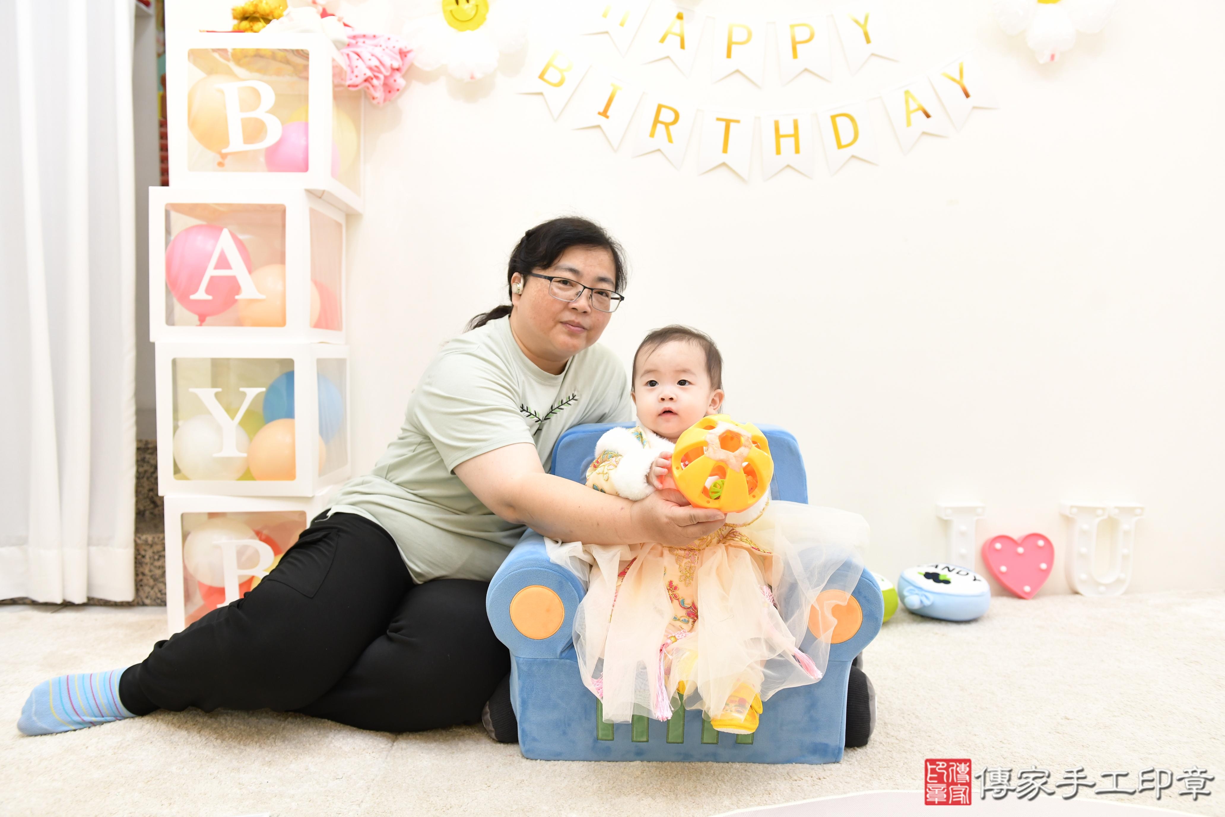 傳家手工印章高雄店、抓周、度脺、美式風會場、傳家嬰兒古禮、吉祥話、抓周道具物品24種、拍照。抓周證書。寶寶抓周、滿周歲、生日快樂、祝福 傳家手工印章高雄店、抓周、度脺、美式風會場、傳家嬰兒古禮、吉祥話、抓周道具物品24種、拍照。抓周證書。寶寶抓周、滿周歲、生日快樂、祝福