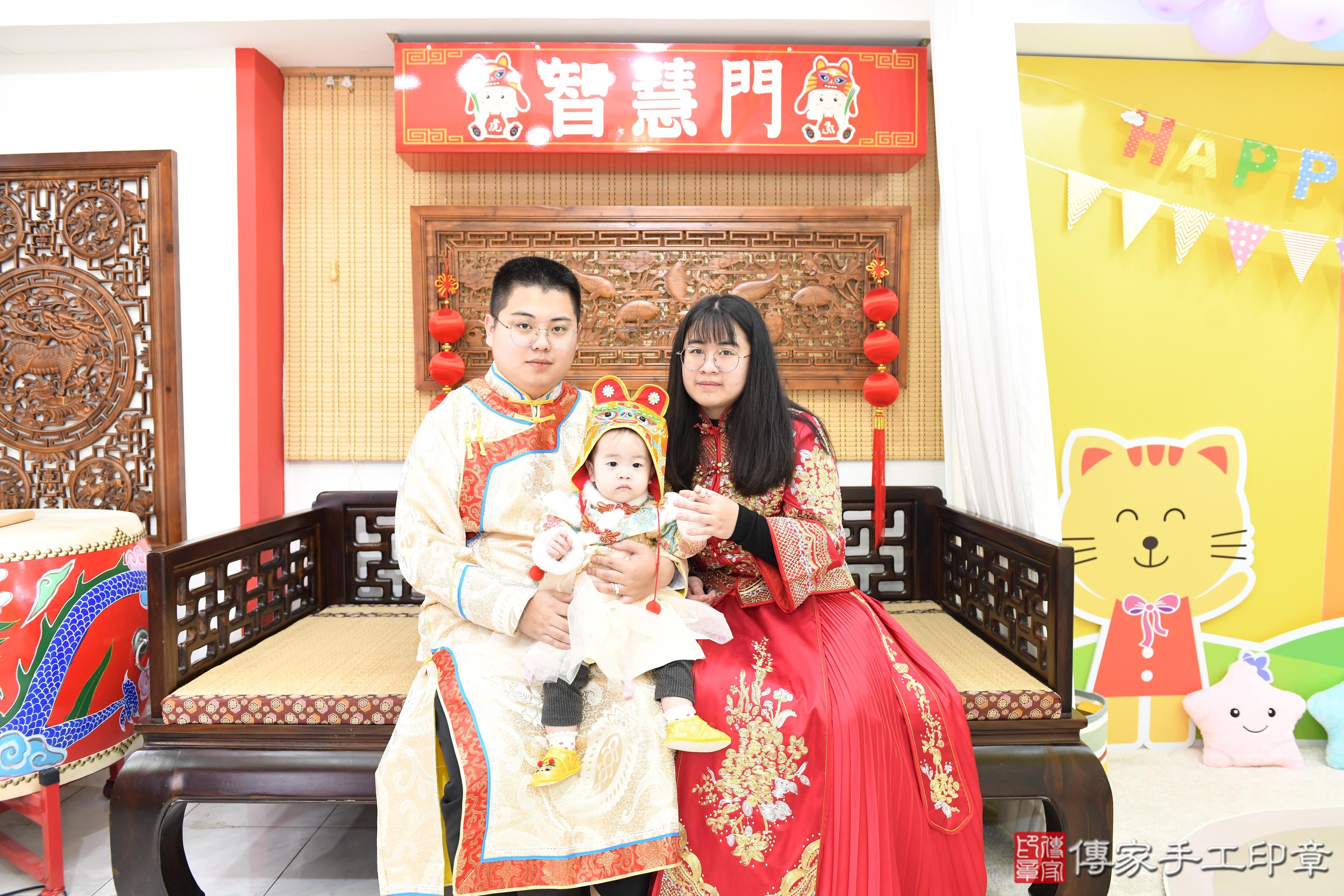 傳家手工印章高雄店、抓周、度脺、美式風會場、傳家嬰兒古禮、吉祥話、抓周道具物品24種、拍照。抓周證書。寶寶抓周、滿周歲、生日快樂、祝福 傳家手工印章高雄店、抓周、度脺、美式風會場、傳家嬰兒古禮、吉祥話、抓周道具物品24種、拍照。抓周證書。寶寶抓周、滿周歲、生日快樂、祝福