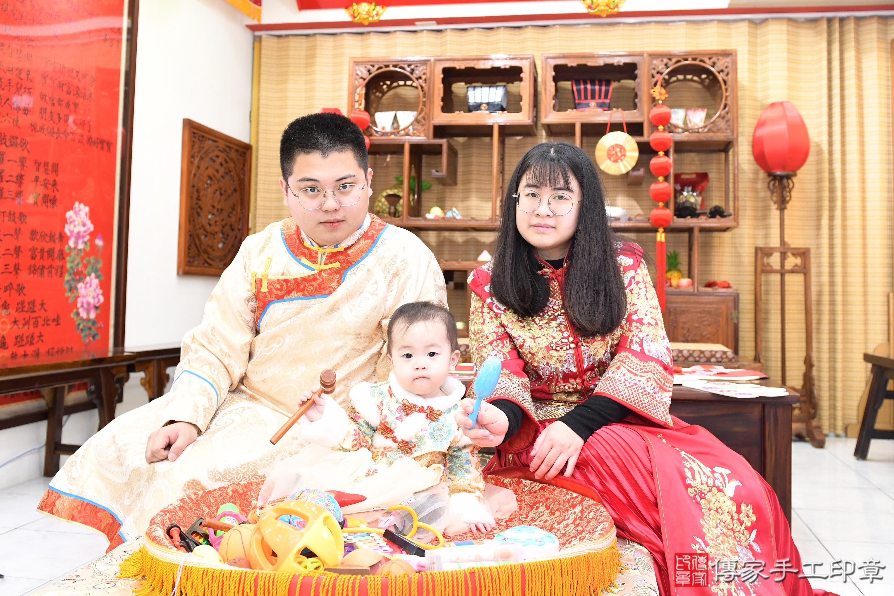 傳家手工印章高雄店、抓周、度脺、美式風會場、傳家嬰兒古禮、吉祥話、抓周道具物品24種、拍照。抓周證書。寶寶抓周、滿周歲、生日快樂、祝福 傳家手工印章高雄店、抓周、度脺、美式風會場、傳家嬰兒古禮、吉祥話、抓周道具物品24種、拍照。抓周證書。寶寶抓周、滿周歲、生日快樂、祝福