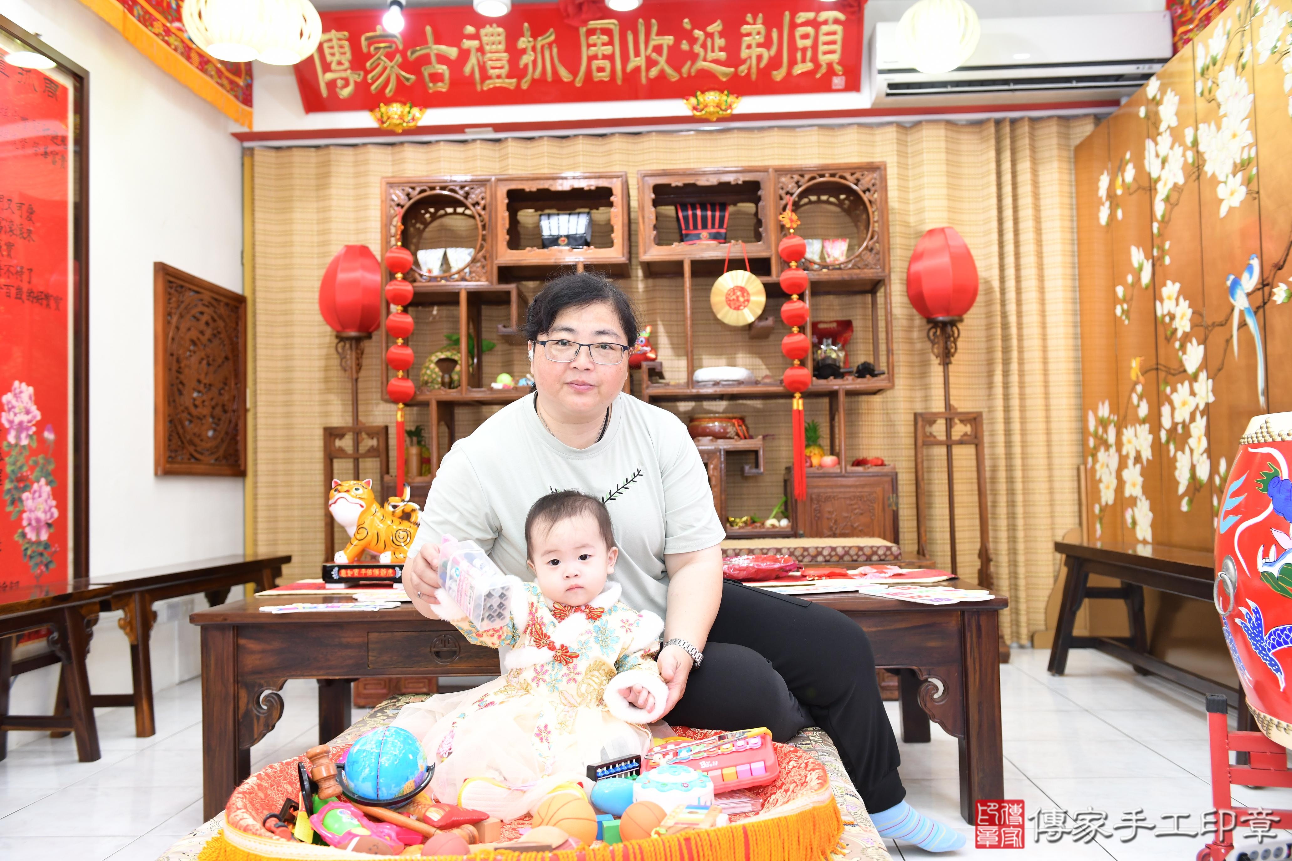 傳家手工印章高雄店、抓周、度脺、美式風會場、傳家嬰兒古禮、吉祥話、抓周道具物品24種、拍照。抓周證書。寶寶抓周、滿周歲、生日快樂、祝福 傳家手工印章高雄店、抓周、度脺、美式風會場、傳家嬰兒古禮、吉祥話、抓周道具物品24種、拍照。抓周證書。寶寶抓周、滿周歲、生日快樂、祝福