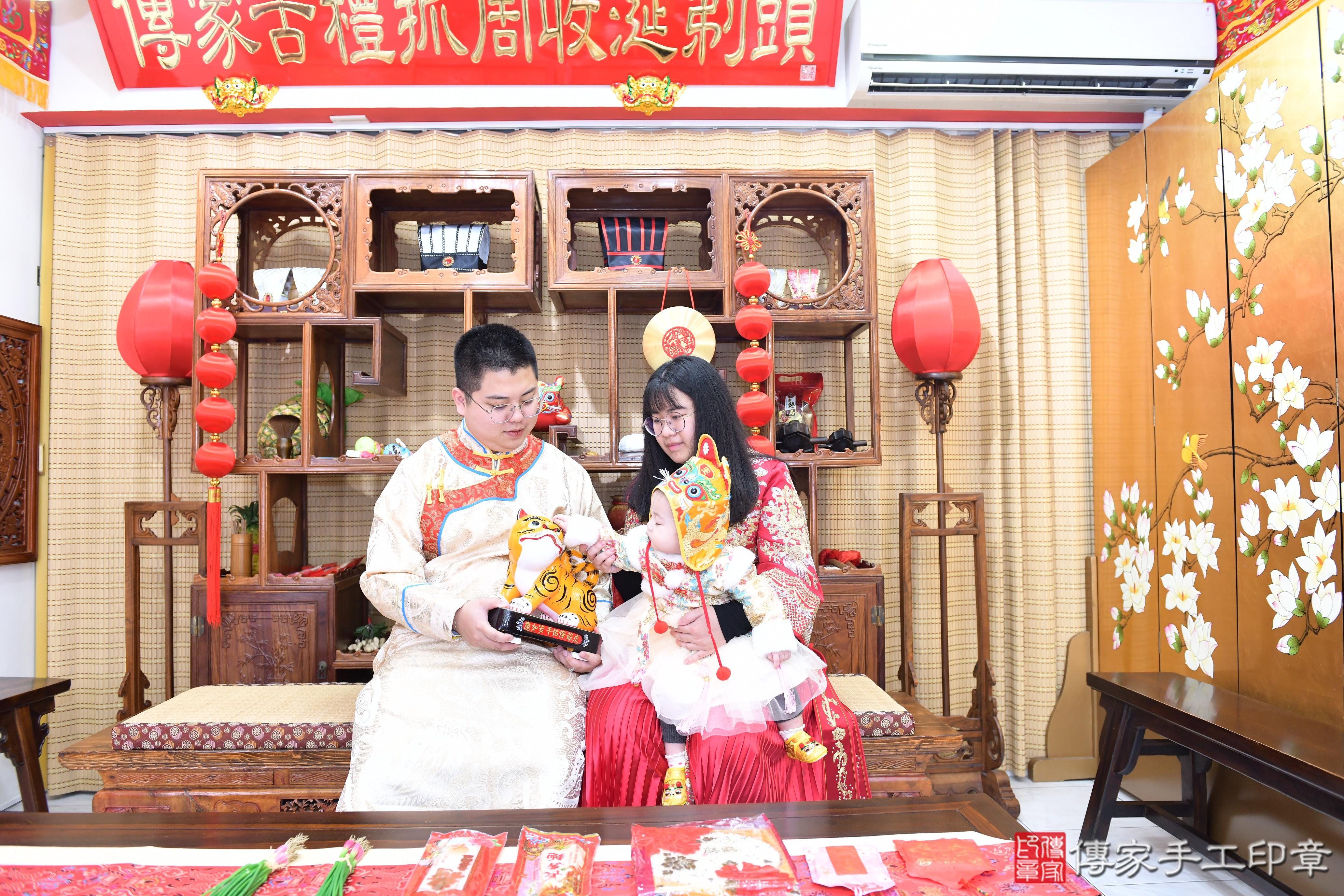 傳家手工印章高雄店、抓周、度脺、美式風會場、傳家嬰兒古禮、吉祥話、抓周道具物品24種、拍照。抓周證書。寶寶抓周、滿周歲、生日快樂、祝福 傳家手工印章高雄店、抓周、度脺、美式風會場、傳家嬰兒古禮、吉祥話、抓周道具物品24種、拍照。抓周證書。寶寶抓周、滿周歲、生日快樂、祝福