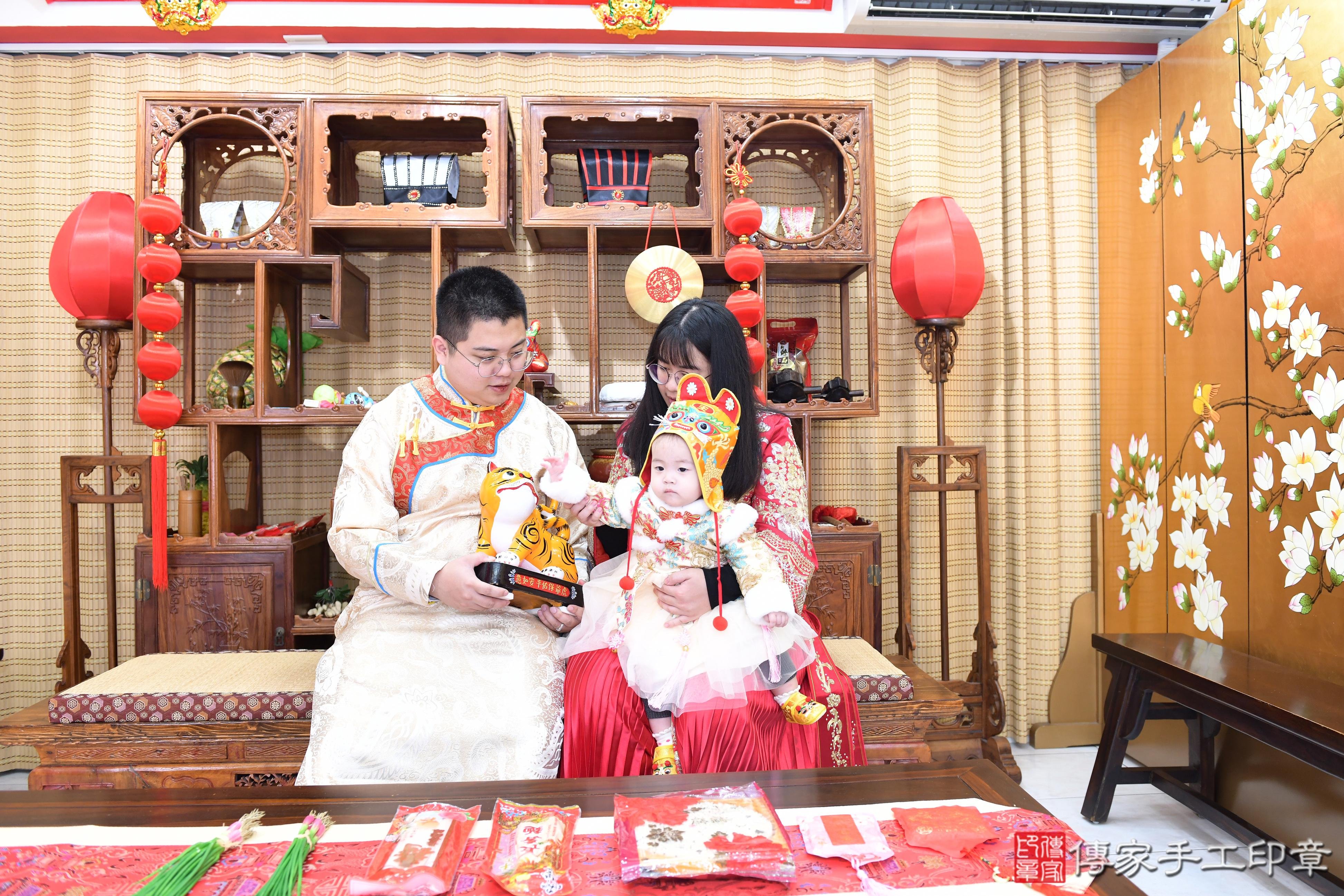 傳家手工印章高雄店、抓周、度脺、美式風會場、傳家嬰兒古禮、吉祥話、抓周道具物品24種、拍照。抓周證書。寶寶抓周、滿周歲、生日快樂、祝福 傳家手工印章高雄店、抓周、度脺、美式風會場、傳家嬰兒古禮、吉祥話、抓周道具物品24種、拍照。抓周證書。寶寶抓周、滿周歲、生日快樂、祝福