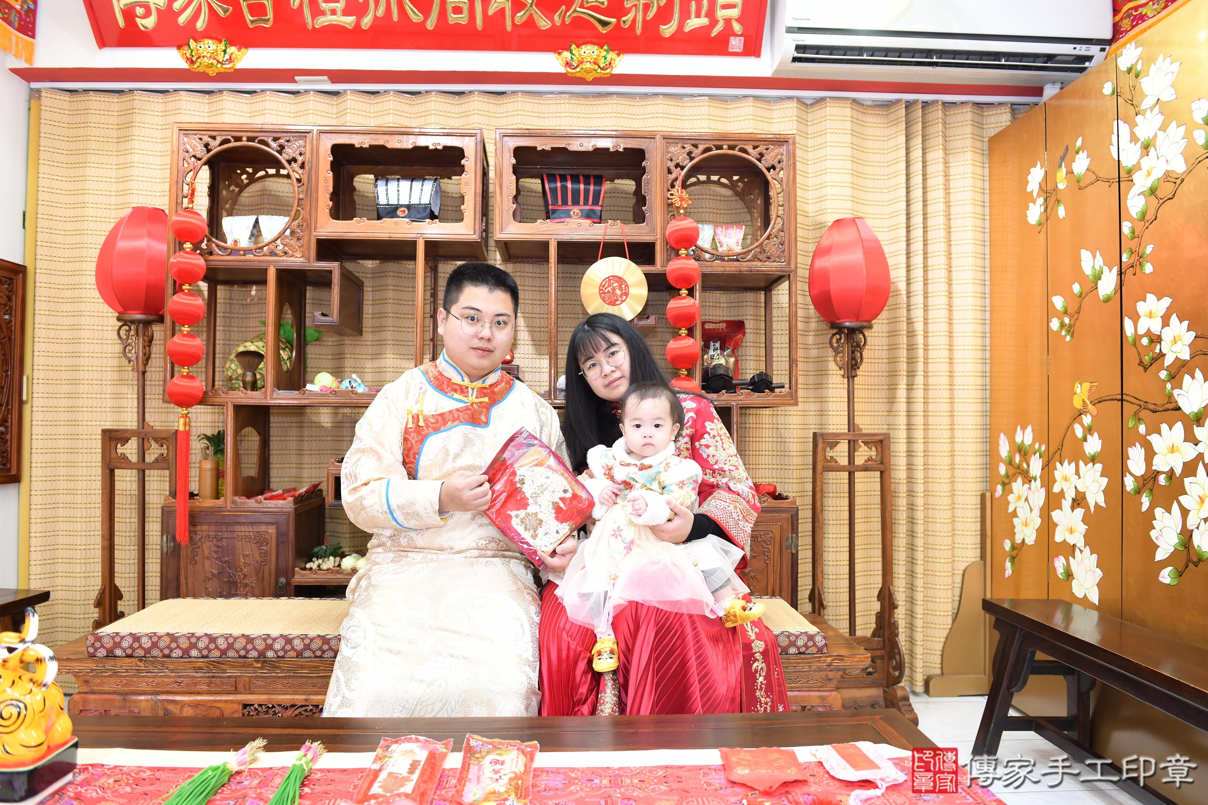 傳家手工印章高雄店、抓周、度脺、美式風會場、傳家嬰兒古禮、吉祥話、抓周道具物品24種、拍照。抓周證書。寶寶抓周、滿周歲、生日快樂、祝福 傳家手工印章高雄店、抓周、度脺、美式風會場、傳家嬰兒古禮、吉祥話、抓周道具物品24種、拍照。抓周證書。寶寶抓周、滿周歲、生日快樂、祝福