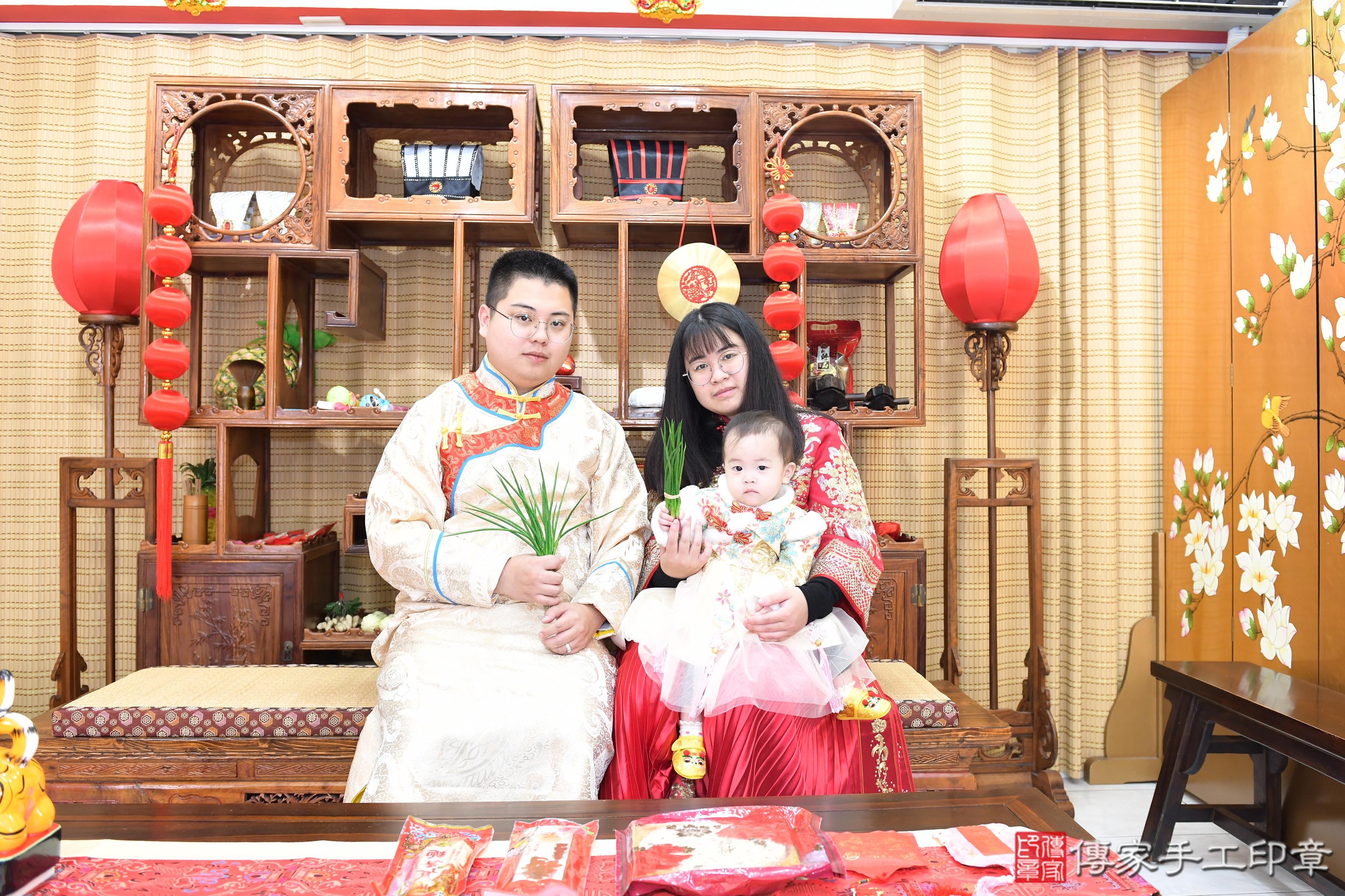 傳家手工印章高雄店、抓周、度脺、美式風會場、傳家嬰兒古禮、吉祥話、抓周道具物品24種、拍照。抓周證書。寶寶抓周、滿周歲、生日快樂、祝福 傳家手工印章高雄店、抓周、度脺、美式風會場、傳家嬰兒古禮、吉祥話、抓周道具物品24種、拍照。抓周證書。寶寶抓周、滿周歲、生日快樂、祝福