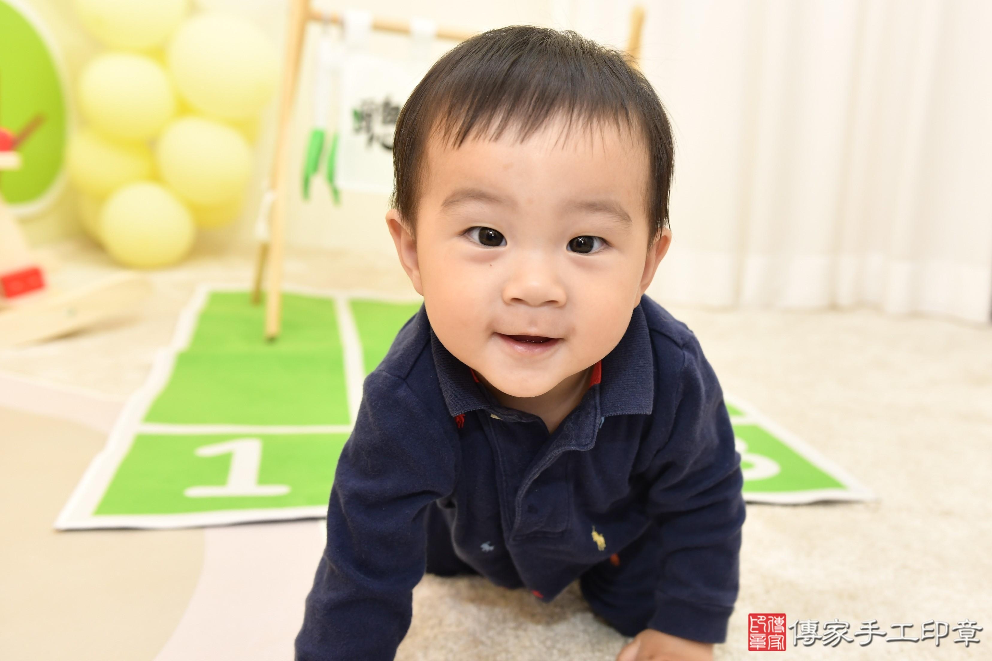 傳家手工印章台南店、抓周、度脺、美式風會場、傳家嬰兒古禮、吉祥話、抓周道具物品24種、拍照。抓周證書。寶寶抓周、滿周歲、生日快樂、祝福