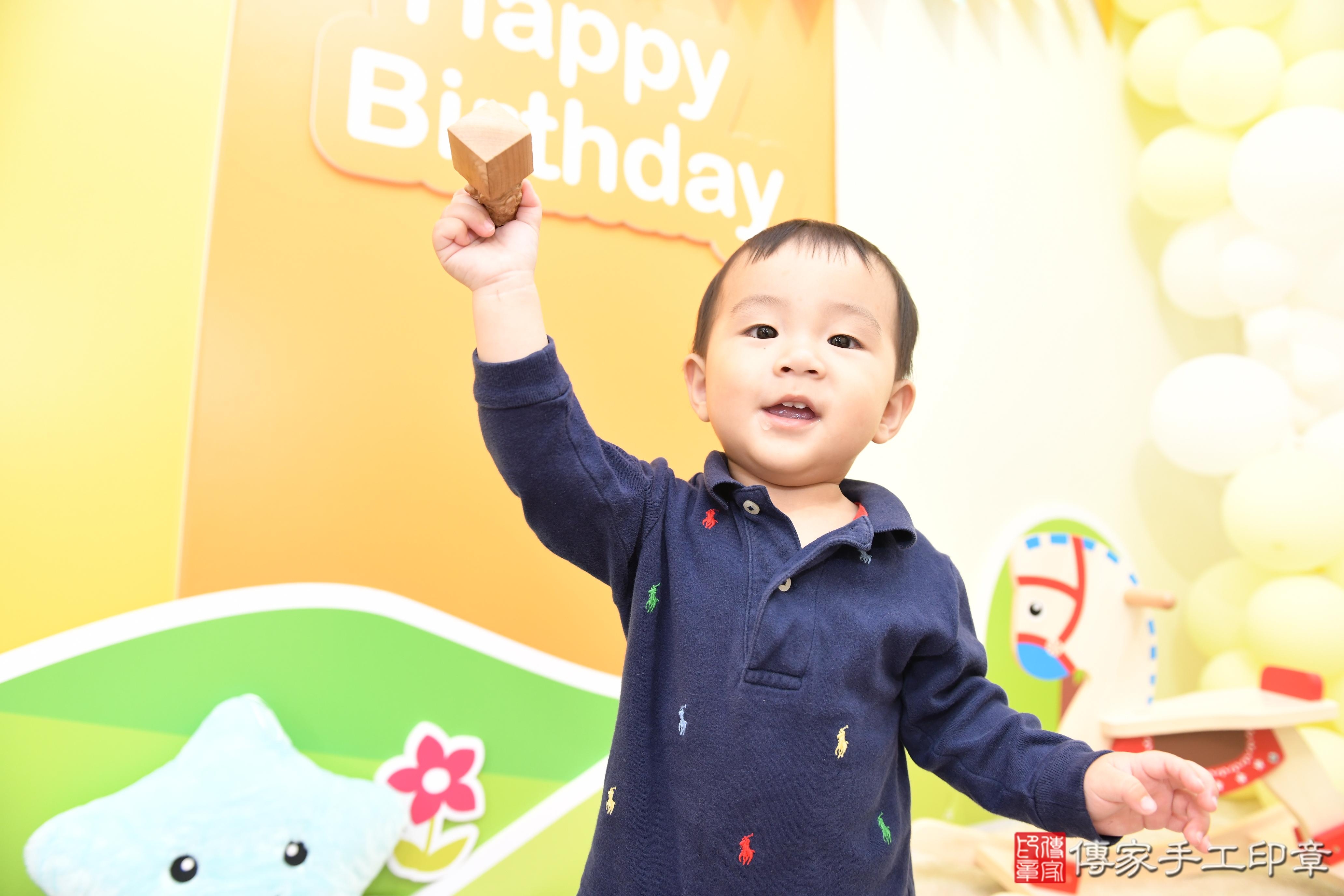 傳家手工印章台南店、抓周、度脺、美式風會場、傳家嬰兒古禮、吉祥話、抓周道具物品24種、拍照。抓周證書。寶寶抓周、滿周歲、生日快樂、祝福