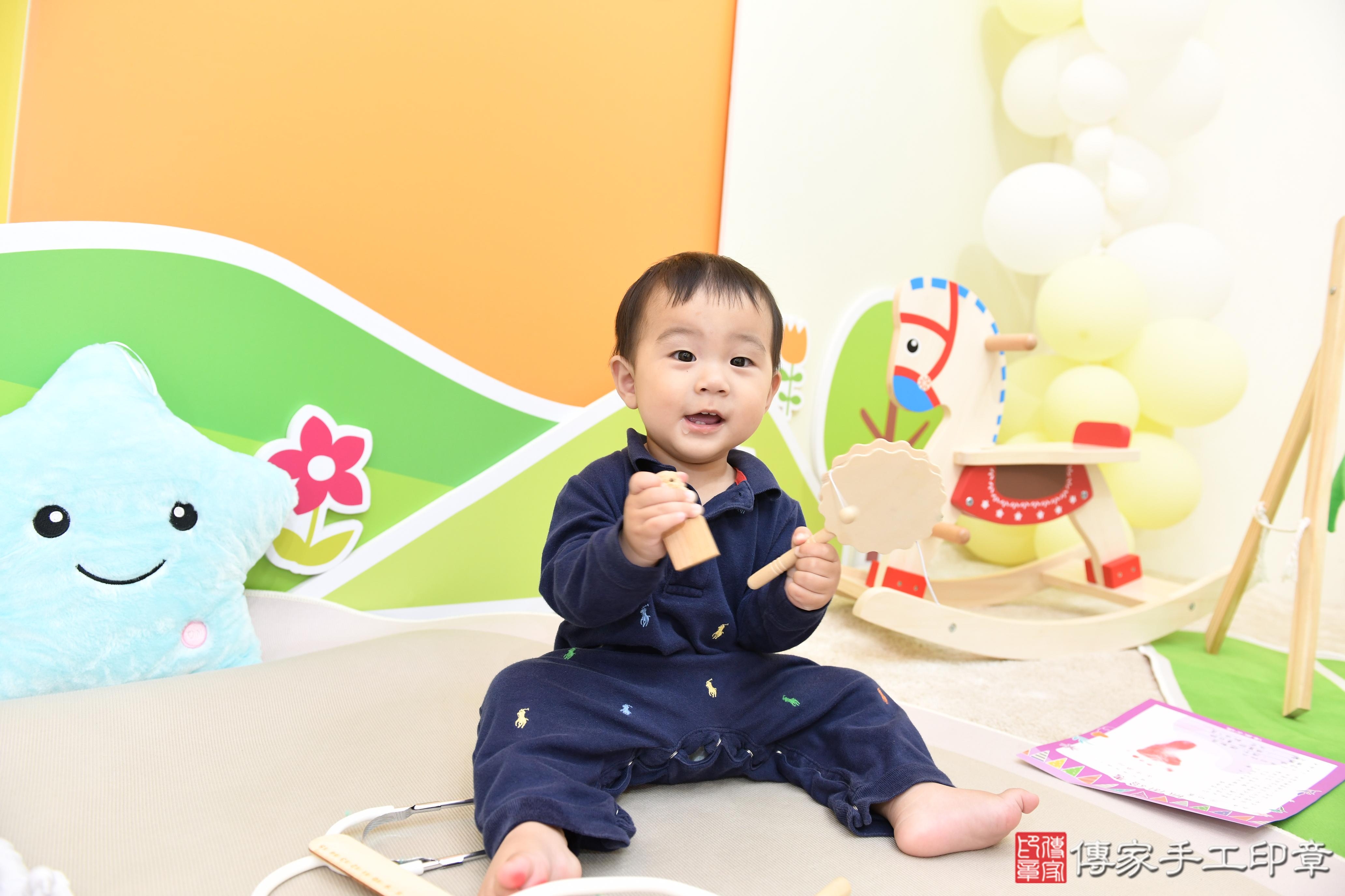 傳家手工印章台南店、抓周、度脺、美式風會場、傳家嬰兒古禮、吉祥話、抓周道具物品24種、拍照。抓周證書。寶寶抓周、滿周歲、生日快樂、祝福