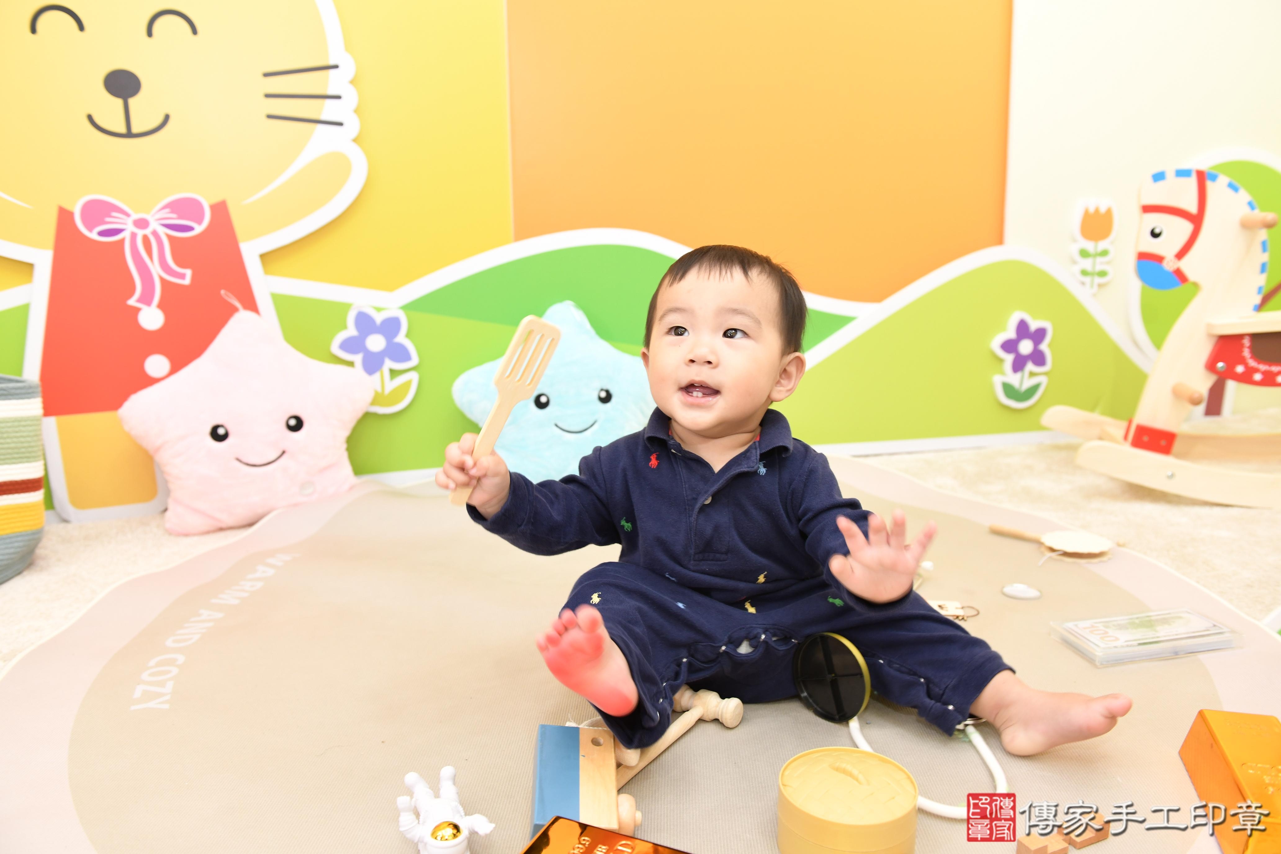 傳家手工印章台南店、抓周、度脺、美式風會場、傳家嬰兒古禮、吉祥話、抓周道具物品24種、拍照。抓周證書。寶寶抓周、滿周歲、生日快樂、祝福