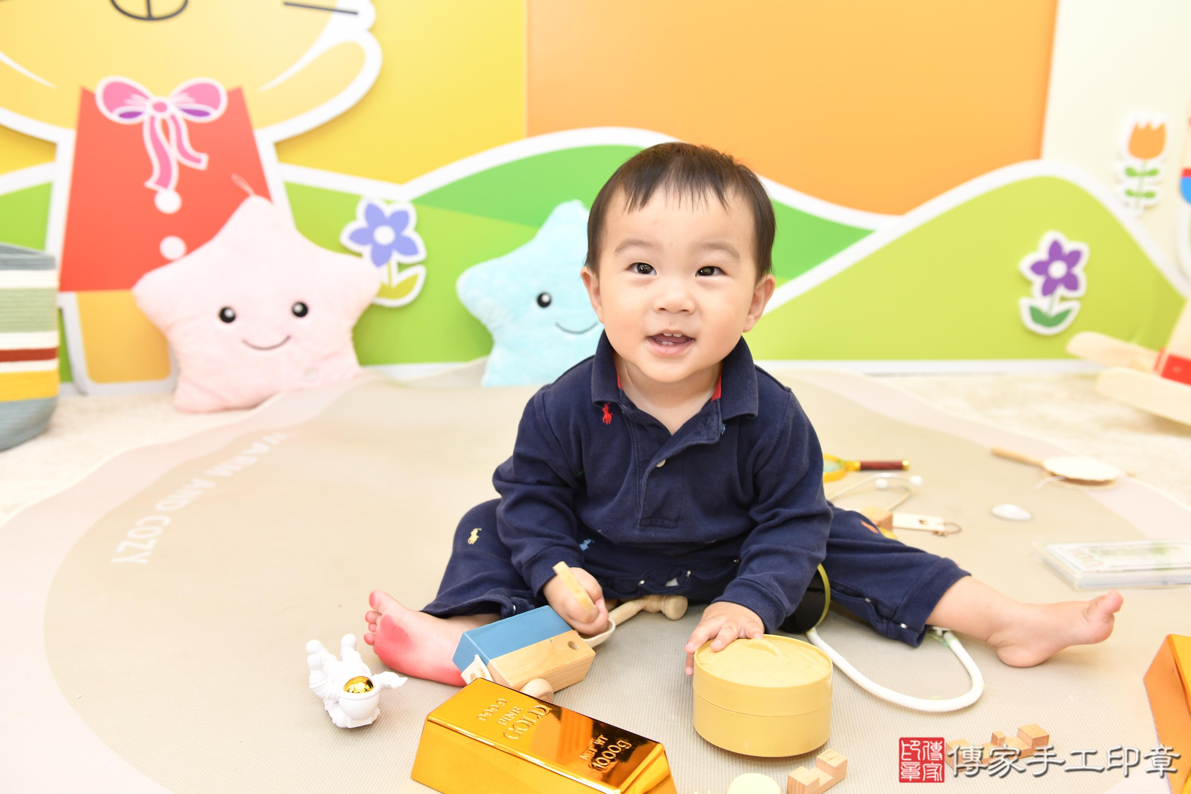 傳家手工印章台南店、抓周、度脺、美式風會場、傳家嬰兒古禮、吉祥話、抓周道具物品24種、拍照。抓周證書。寶寶抓周、滿周歲、生日快樂、祝福