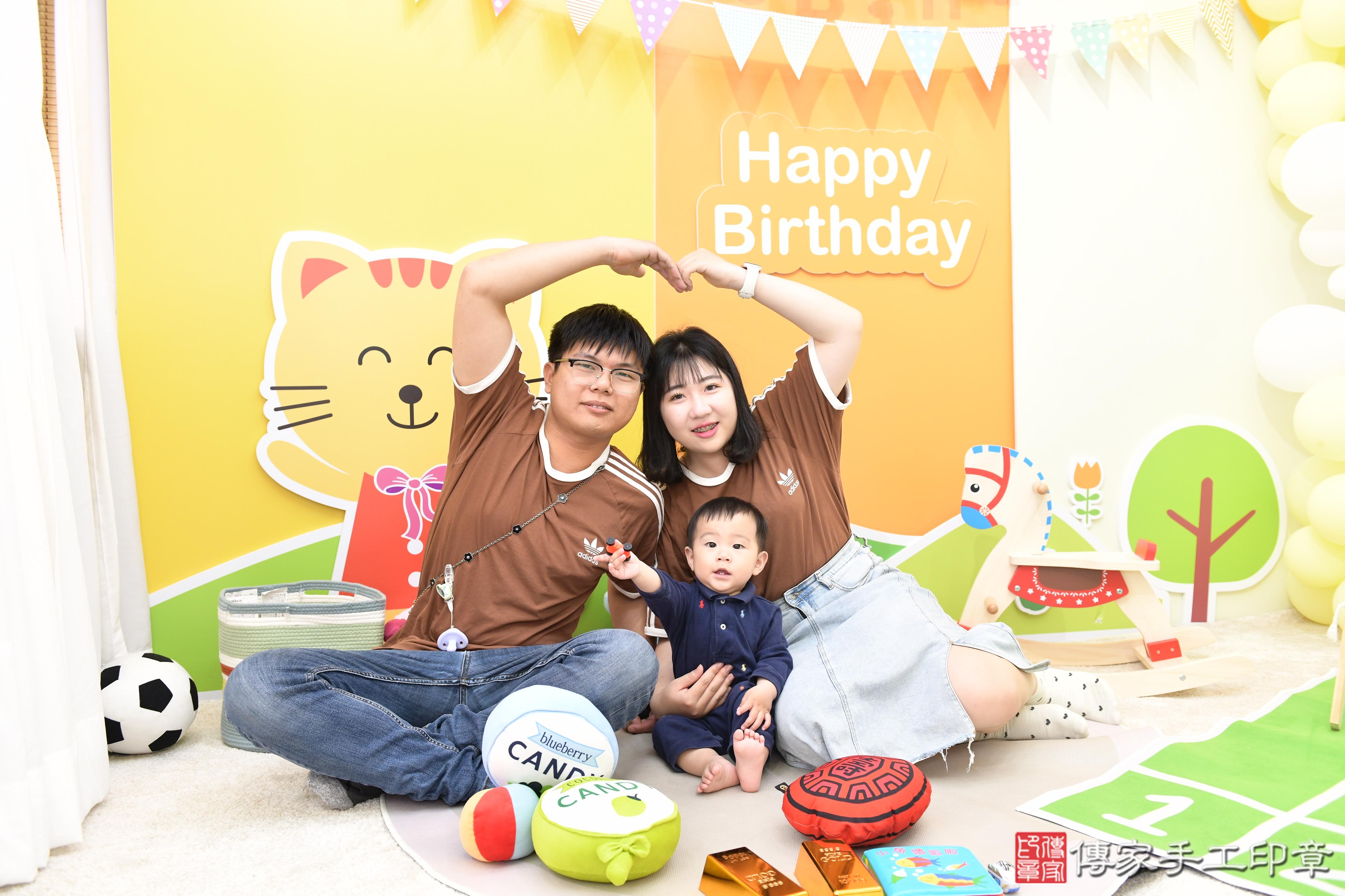 傳家手工印章台南店、抓周、度脺、美式風會場、傳家嬰兒古禮、吉祥話、抓周道具物品24種、拍照。抓周證書。寶寶抓周、滿周歲、生日快樂、祝福