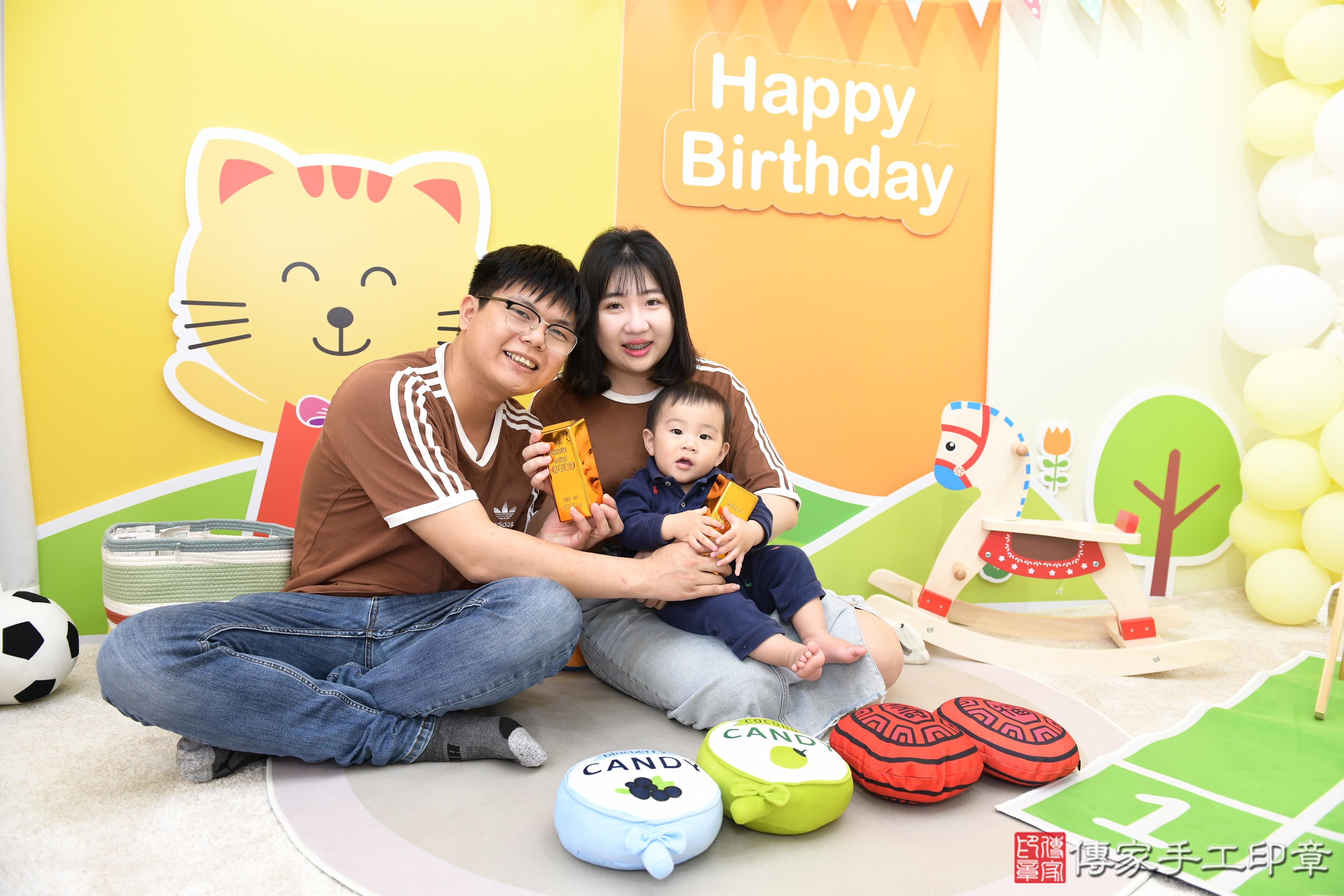 傳家手工印章台南店、抓周、度脺、美式風會場、傳家嬰兒古禮、吉祥話、抓周道具物品24種、拍照。抓周證書。寶寶抓周、滿周歲、生日快樂、祝福