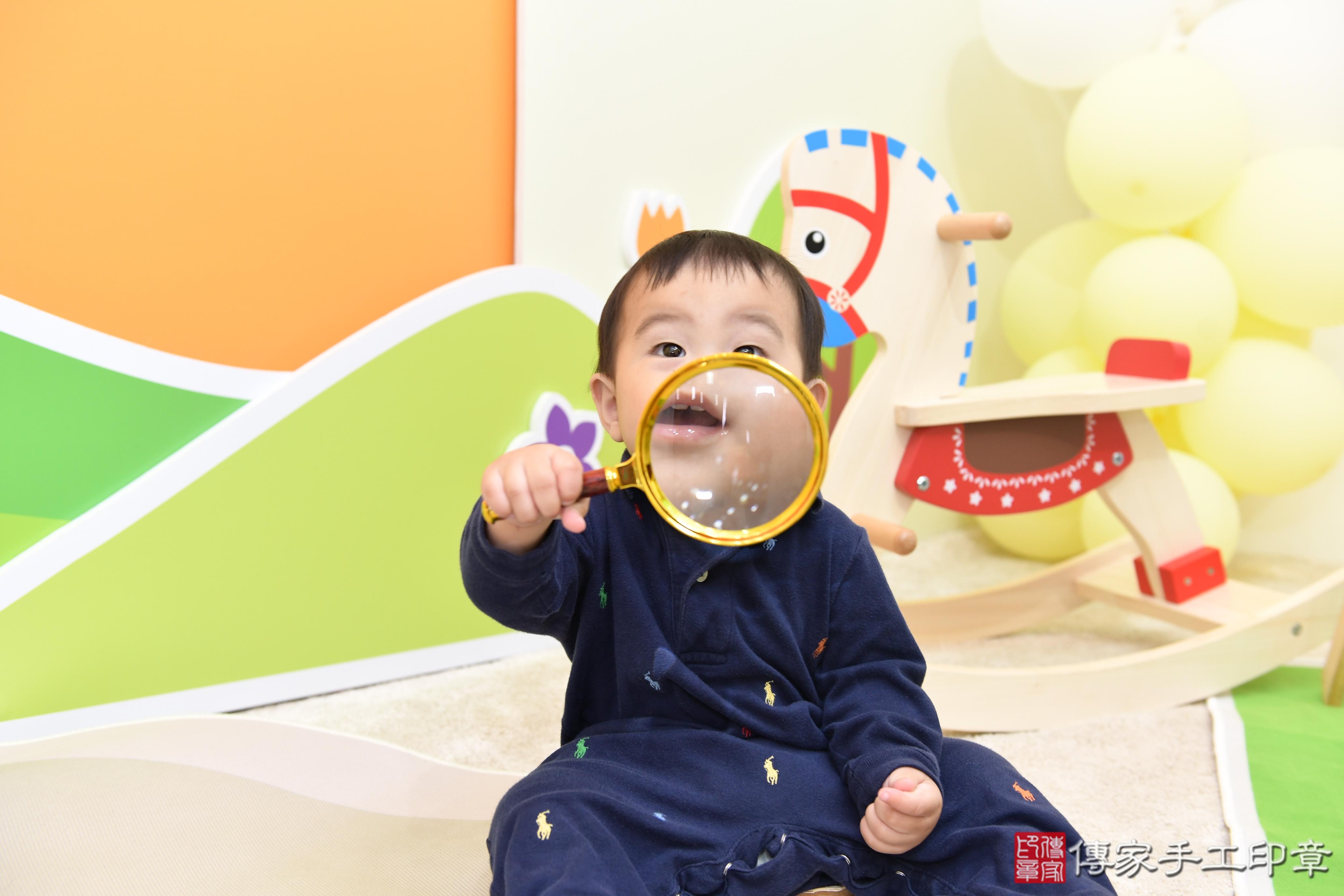 傳家手工印章台南店、抓周、度脺、美式風會場、傳家嬰兒古禮、吉祥話、抓周道具物品24種、拍照。抓周證書。寶寶抓周、滿周歲、生日快樂、祝福