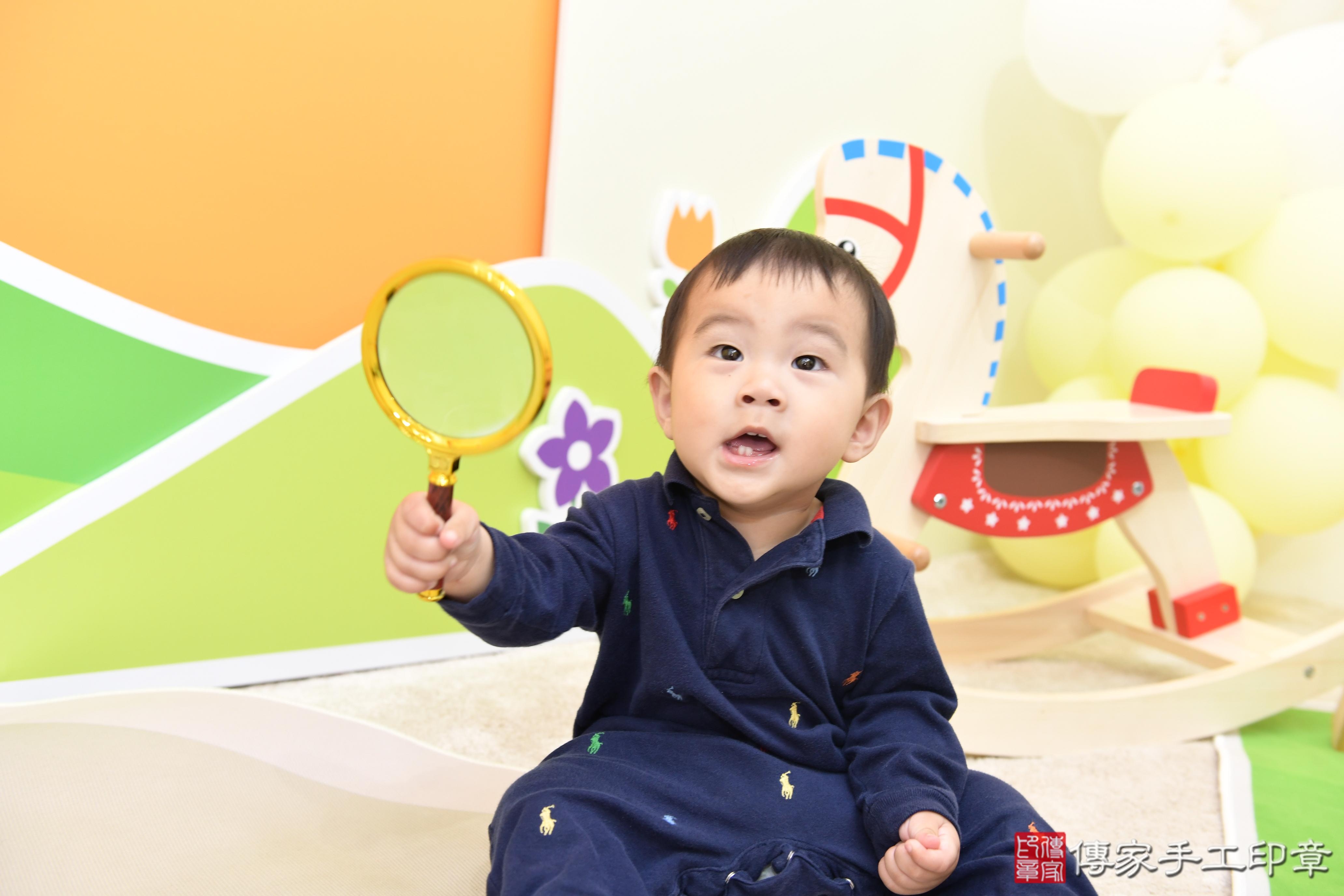 傳家手工印章台南店、抓周、度脺、美式風會場、傳家嬰兒古禮、吉祥話、抓周道具物品24種、拍照。抓周證書。寶寶抓周、滿周歲、生日快樂、祝福