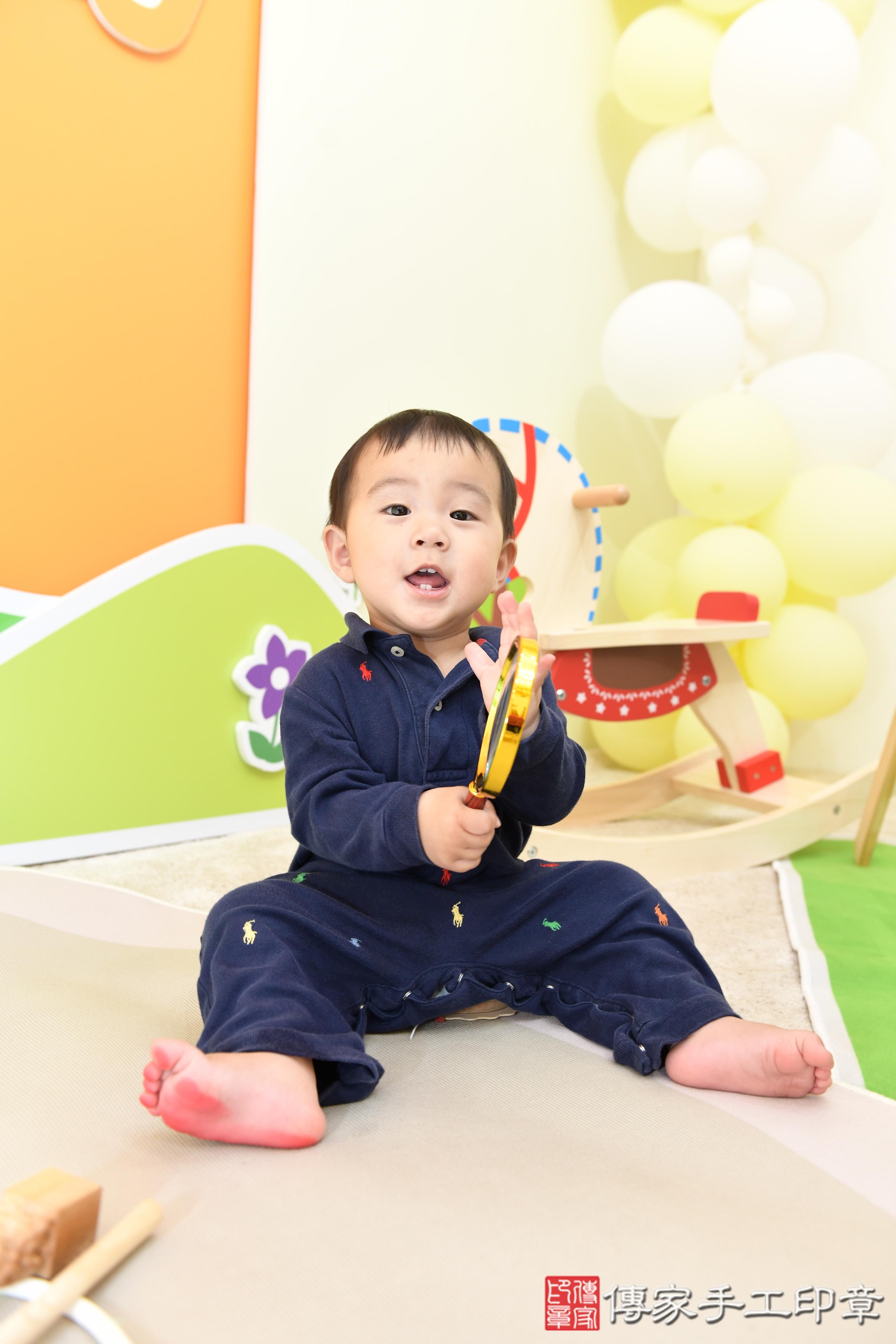 傳家手工印章台南店、抓周、度脺、美式風會場、傳家嬰兒古禮、吉祥話、抓周道具物品24種、拍照。抓周證書。寶寶抓周、滿周歲、生日快樂、祝福