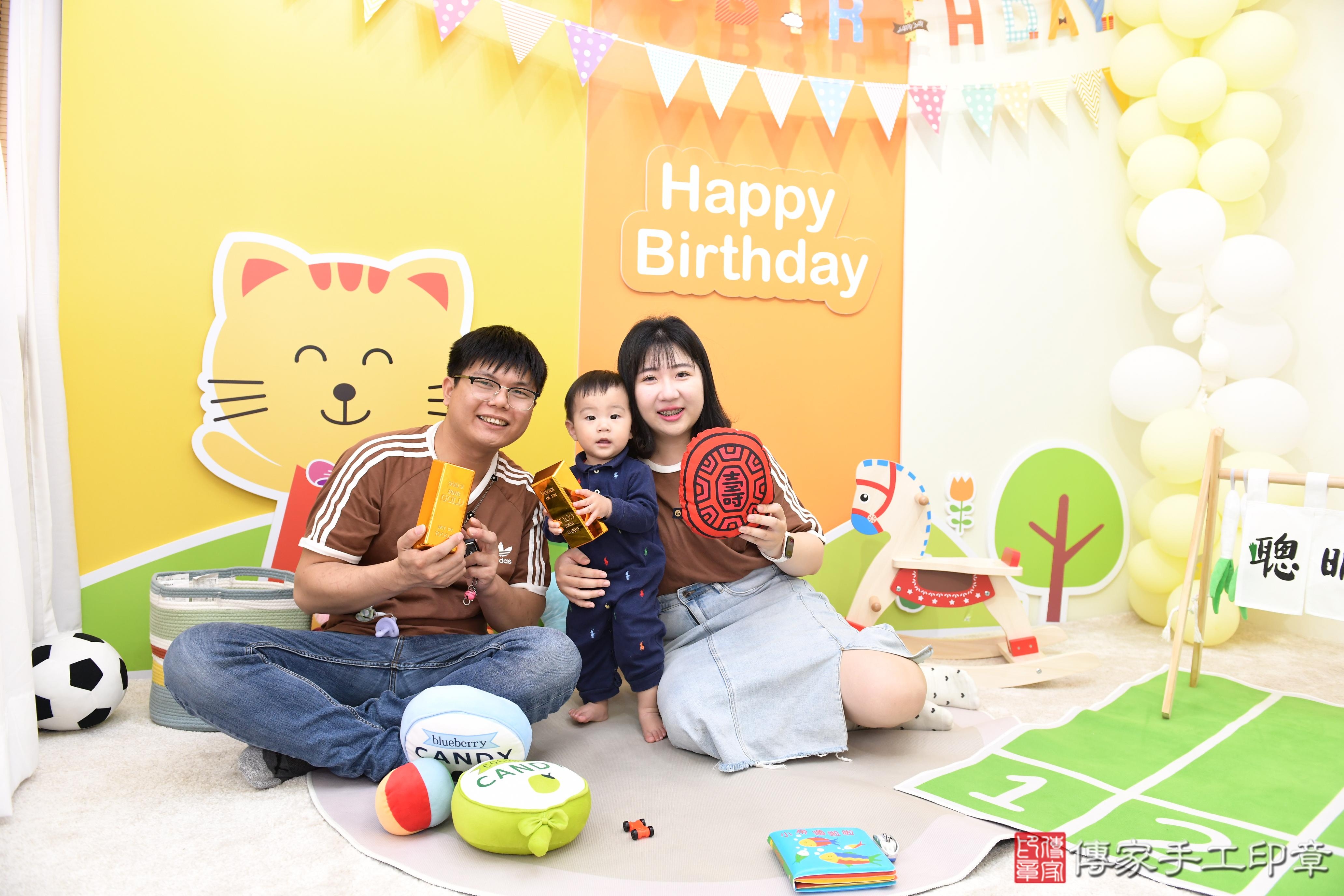 傳家手工印章台南店、抓周、度脺、美式風會場、傳家嬰兒古禮、吉祥話、抓周道具物品24種、拍照。抓周證書。寶寶抓周、滿周歲、生日快樂、祝福