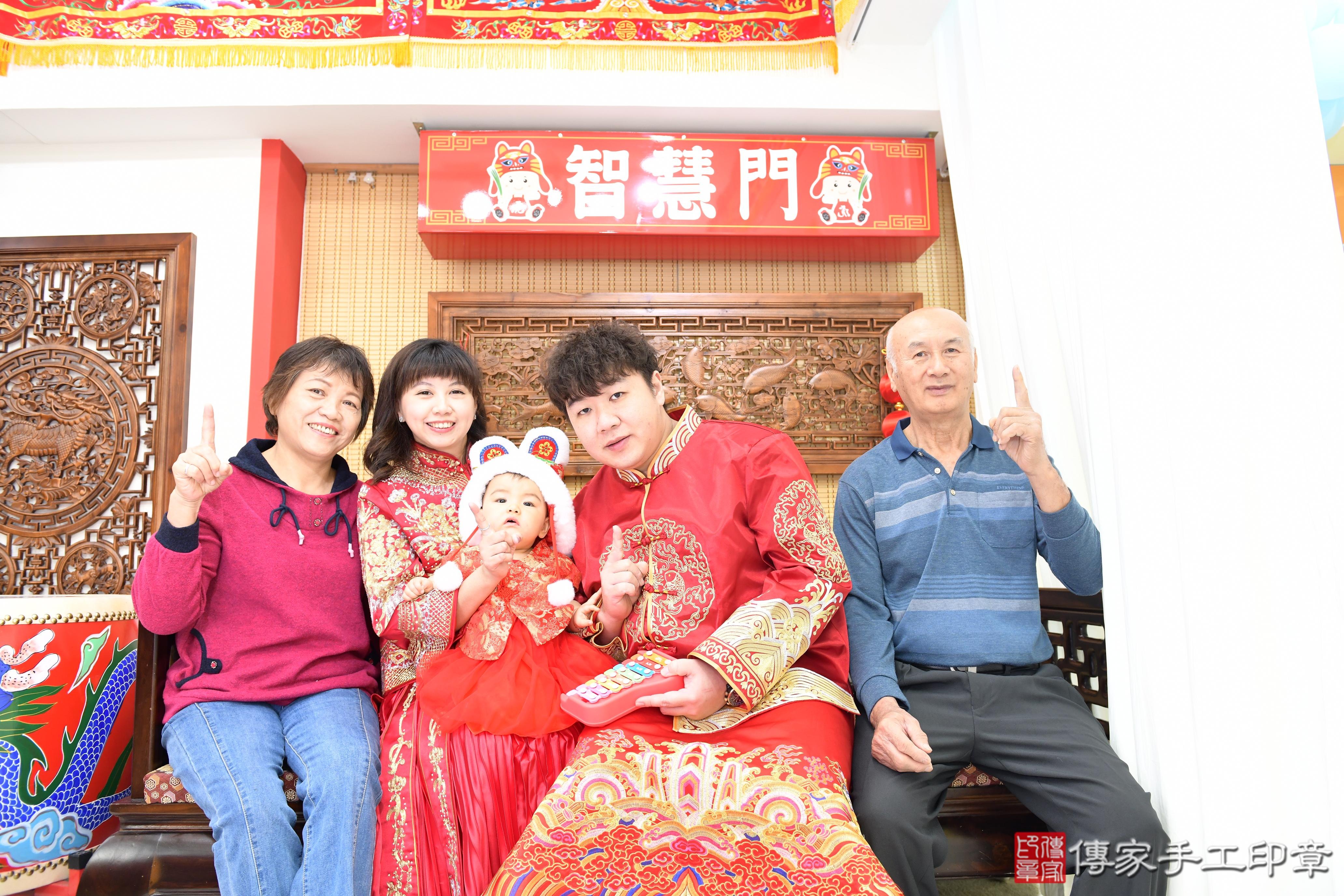 傳家手工印章高雄店、抓周、度脺、美式風會場、傳家嬰兒古禮、吉祥話、抓周道具物品24種、拍照。抓周證書。寶寶抓周、滿周歲、生日快樂、祝福