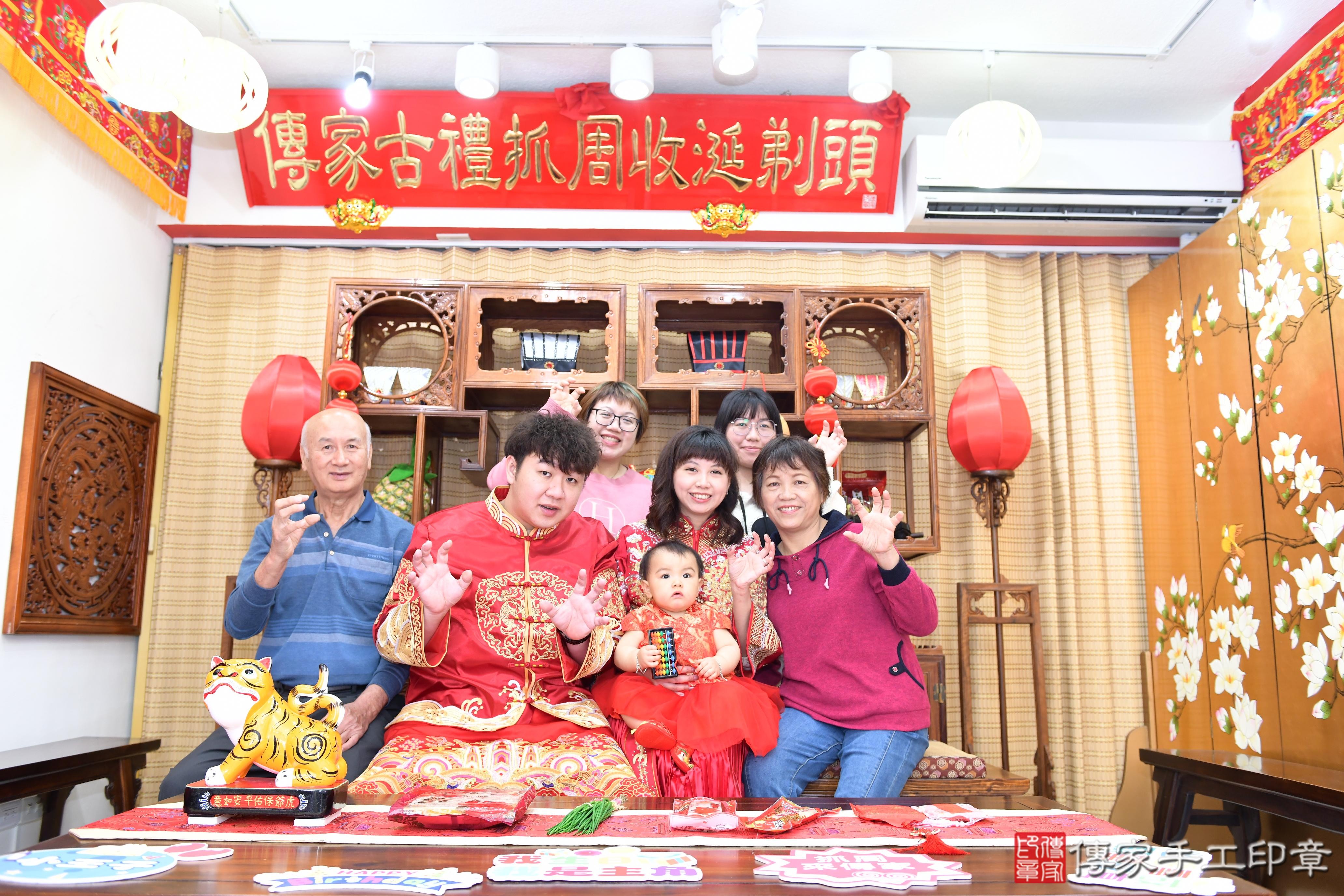 傳家手工印章高雄店、抓周、度脺、美式風會場、傳家嬰兒古禮、吉祥話、抓周道具物品24種、拍照。抓周證書。寶寶抓周、滿周歲、生日快樂、祝福