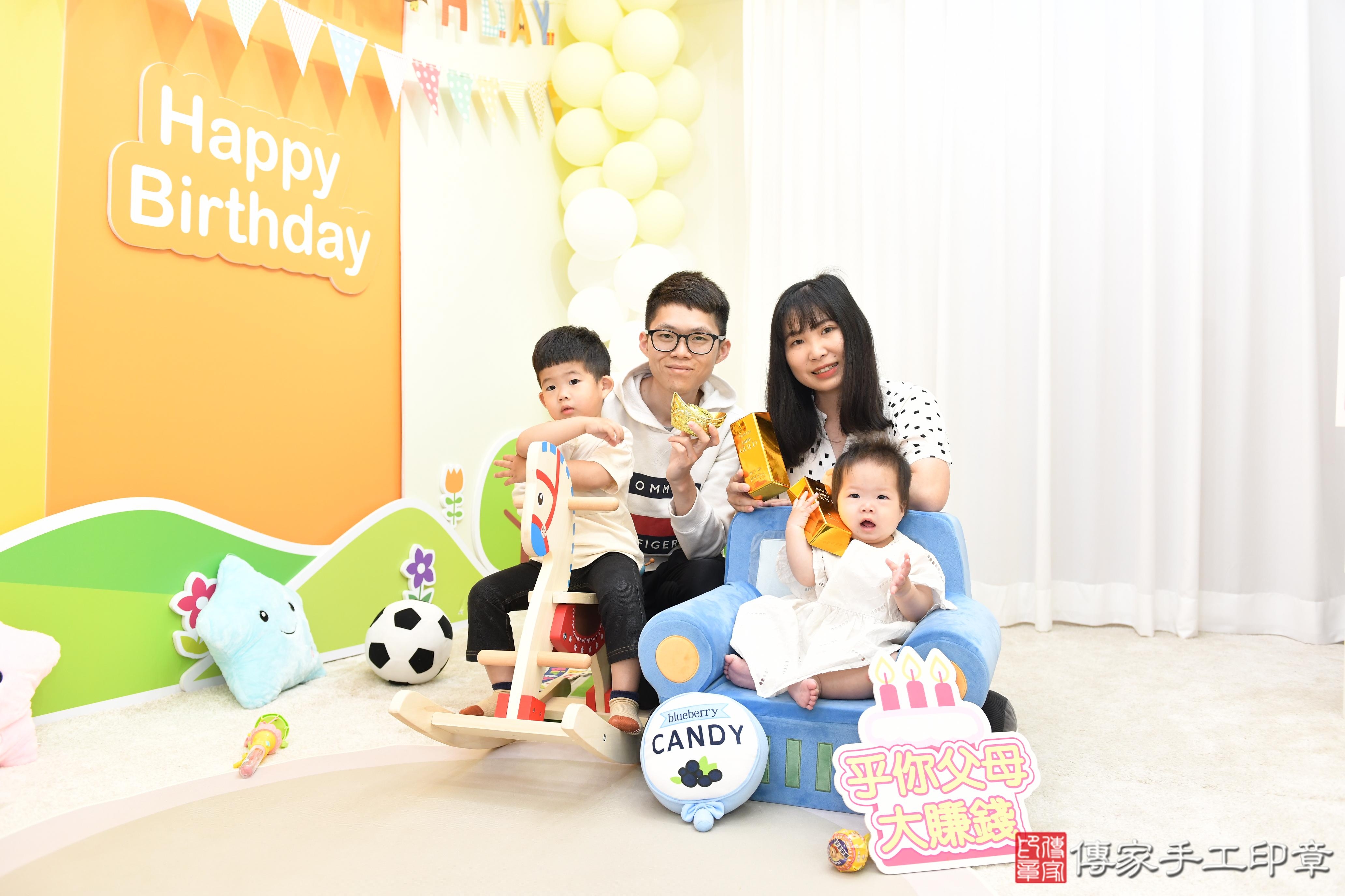 傳家手工印章高雄店、抓周、度脺、美式風會場、傳家嬰兒古禮、吉祥話、抓周道具物品24種、拍照。抓周證書。寶寶抓周、滿周歲、生日快樂、祝福 傳家手工印章高雄店、抓周、度脺、美式風會場、傳家嬰兒古禮、吉祥話、抓周道具物品24種、拍照。抓周證書。寶寶抓周、滿周歲、生日快樂、祝福