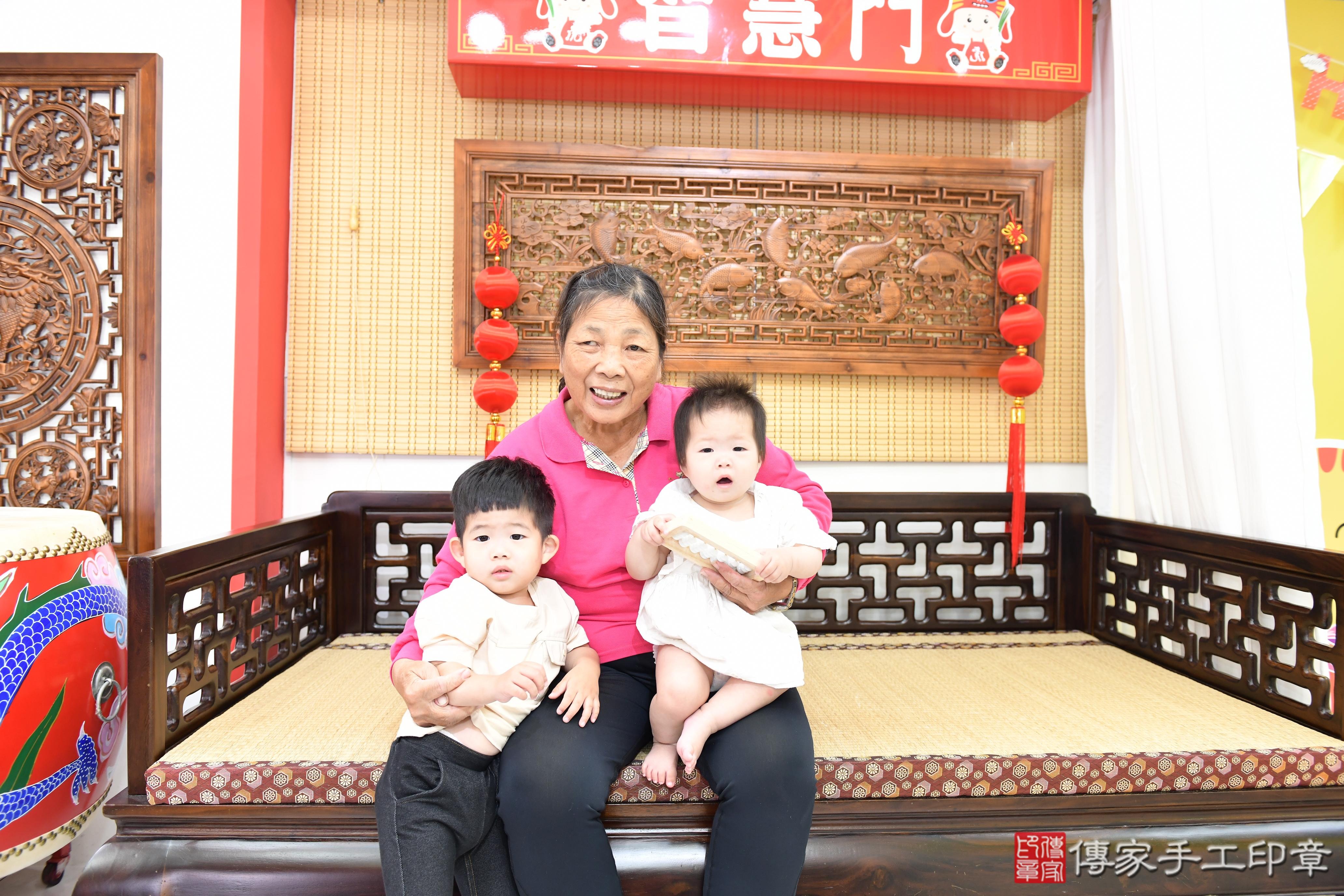 傳家手工印章高雄店、抓周、度脺、美式風會場、傳家嬰兒古禮、吉祥話、抓周道具物品24種、拍照。抓周證書。寶寶抓周、滿周歲、生日快樂、祝福 傳家手工印章高雄店、抓周、度脺、美式風會場、傳家嬰兒古禮、吉祥話、抓周道具物品24種、拍照。抓周證書。寶寶抓周、滿周歲、生日快樂、祝福