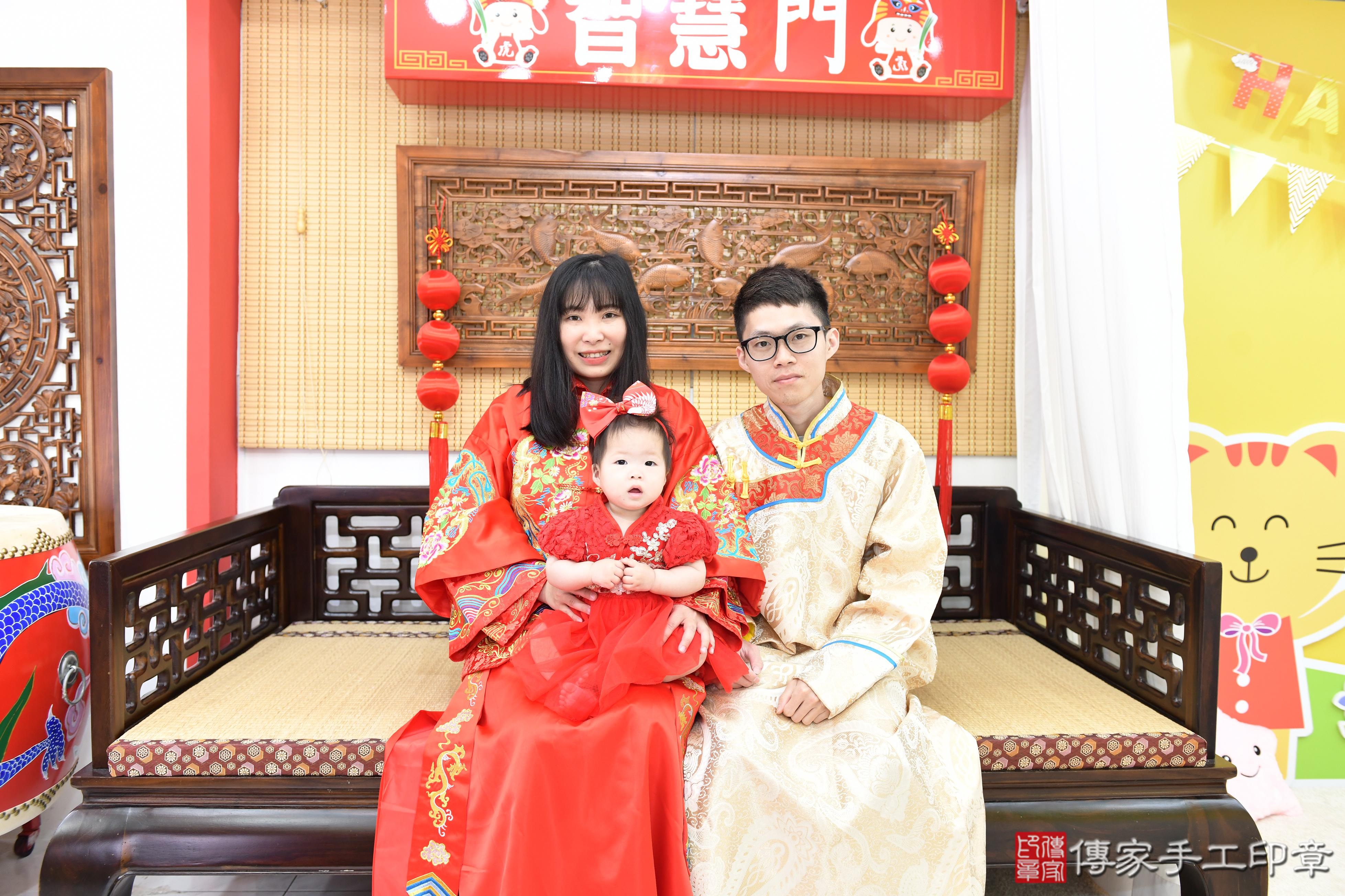 傳家手工印章高雄店、抓周、度脺、美式風會場、傳家嬰兒古禮、吉祥話、抓周道具物品24種、拍照。抓周證書。寶寶抓周、滿周歲、生日快樂、祝福 傳家手工印章高雄店、抓周、度脺、美式風會場、傳家嬰兒古禮、吉祥話、抓周道具物品24種、拍照。抓周證書。寶寶抓周、滿周歲、生日快樂、祝福