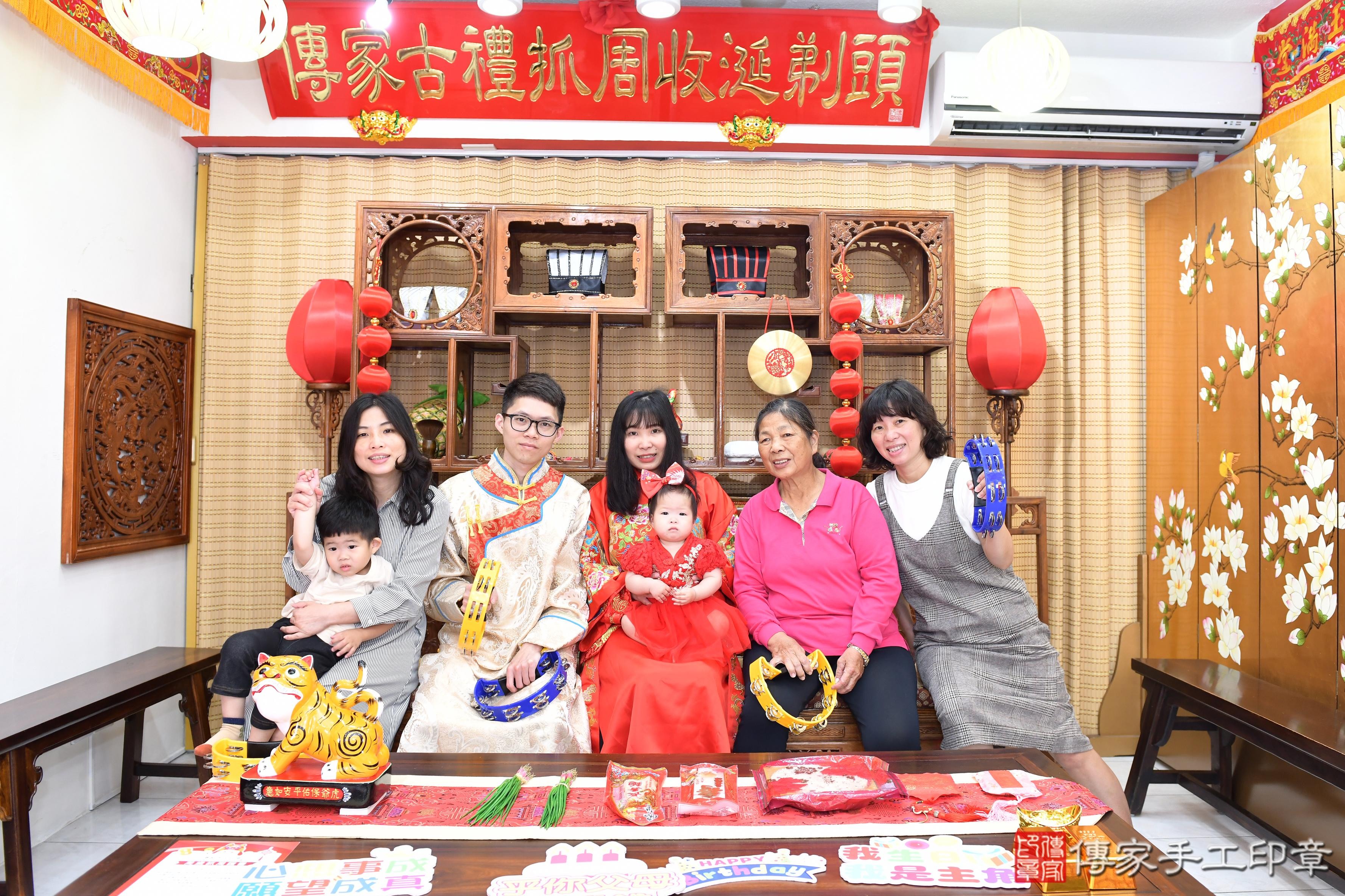 傳家手工印章高雄店、抓周、度脺、美式風會場、傳家嬰兒古禮、吉祥話、抓周道具物品24種、拍照。抓周證書。寶寶抓周、滿周歲、生日快樂、祝福 傳家手工印章高雄店、抓周、度脺、美式風會場、傳家嬰兒古禮、吉祥話、抓周道具物品24種、拍照。抓周證書。寶寶抓周、滿周歲、生日快樂、祝福