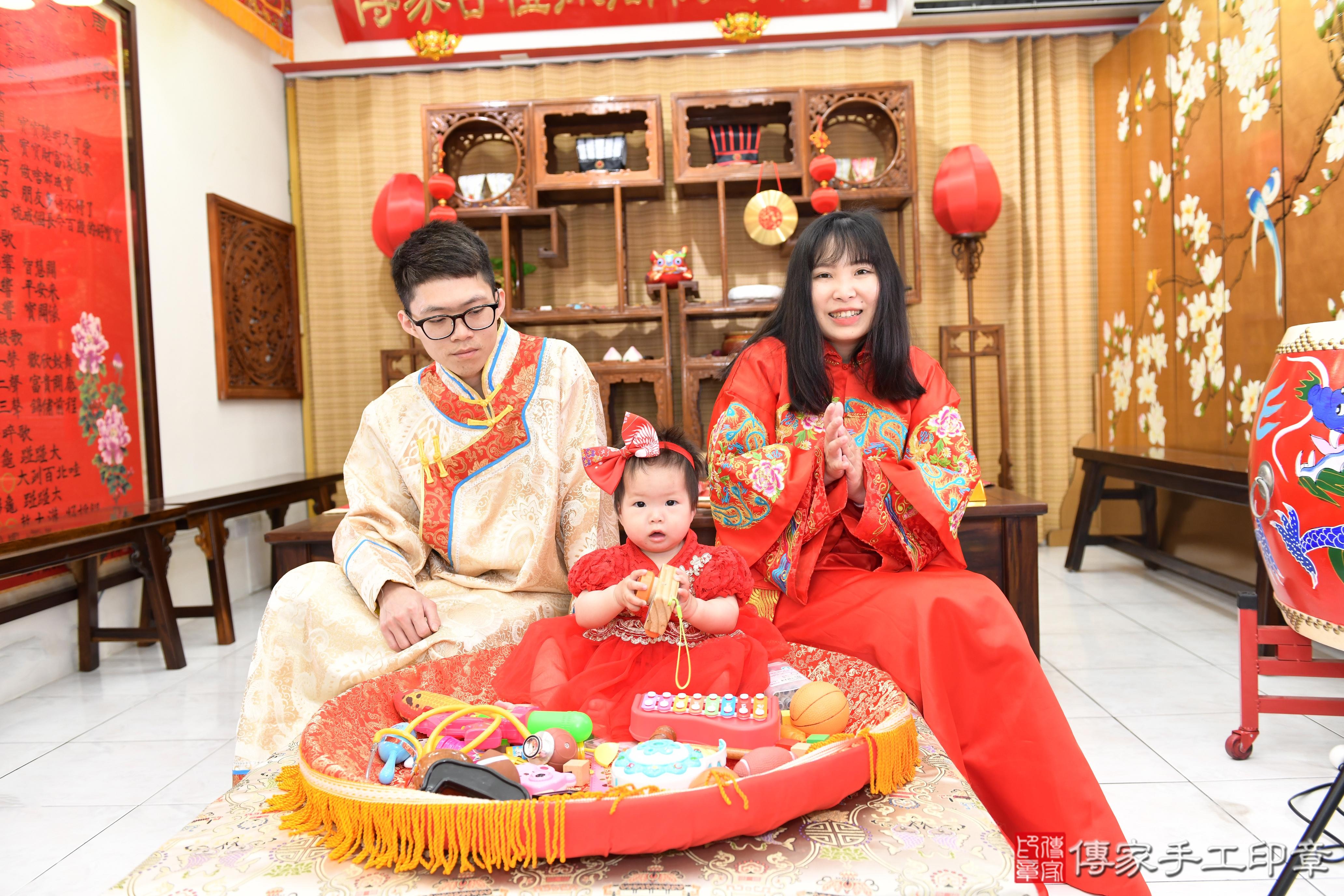 傳家手工印章高雄店、抓周、度脺、美式風會場、傳家嬰兒古禮、吉祥話、抓周道具物品24種、拍照。抓周證書。寶寶抓周、滿周歲、生日快樂、祝福 傳家手工印章高雄店、抓周、度脺、美式風會場、傳家嬰兒古禮、吉祥話、抓周道具物品24種、拍照。抓周證書。寶寶抓周、滿周歲、生日快樂、祝福