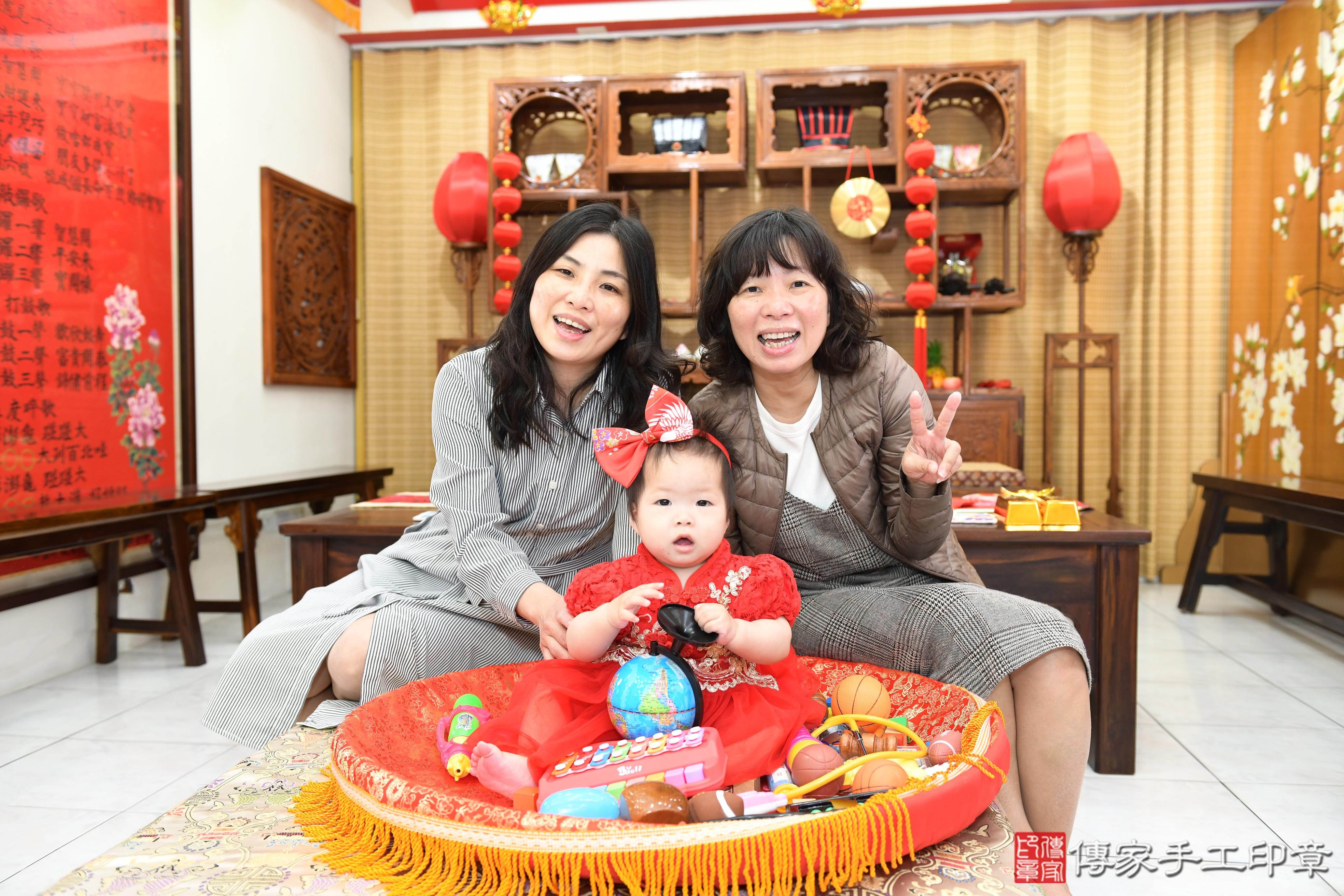 傳家手工印章高雄店、抓周、度脺、美式風會場、傳家嬰兒古禮、吉祥話、抓周道具物品24種、拍照。抓周證書。寶寶抓周、滿周歲、生日快樂、祝福 傳家手工印章高雄店、抓周、度脺、美式風會場、傳家嬰兒古禮、吉祥話、抓周道具物品24種、拍照。抓周證書。寶寶抓周、滿周歲、生日快樂、祝福