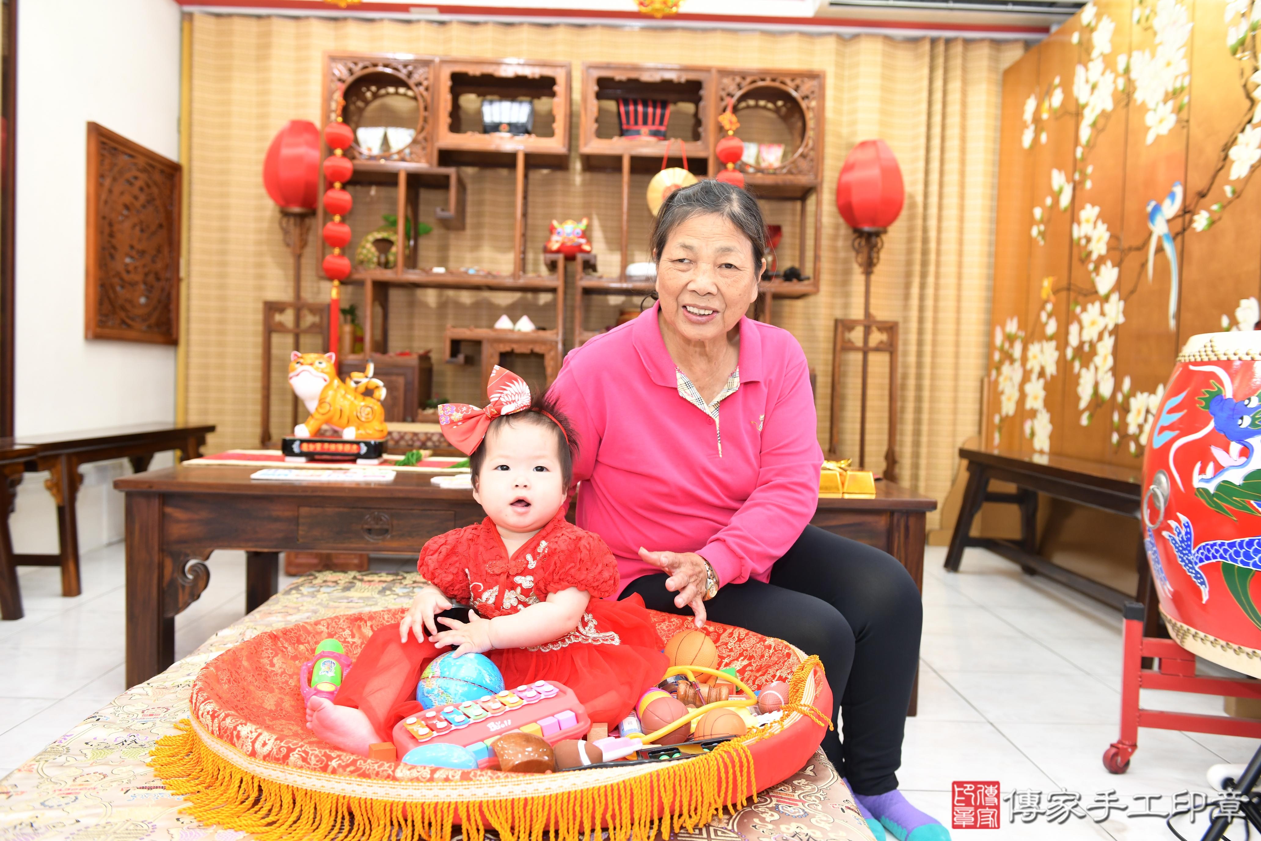 傳家手工印章高雄店、抓周、度脺、美式風會場、傳家嬰兒古禮、吉祥話、抓周道具物品24種、拍照。抓周證書。寶寶抓周、滿周歲、生日快樂、祝福 傳家手工印章高雄店、抓周、度脺、美式風會場、傳家嬰兒古禮、吉祥話、抓周道具物品24種、拍照。抓周證書。寶寶抓周、滿周歲、生日快樂、祝福