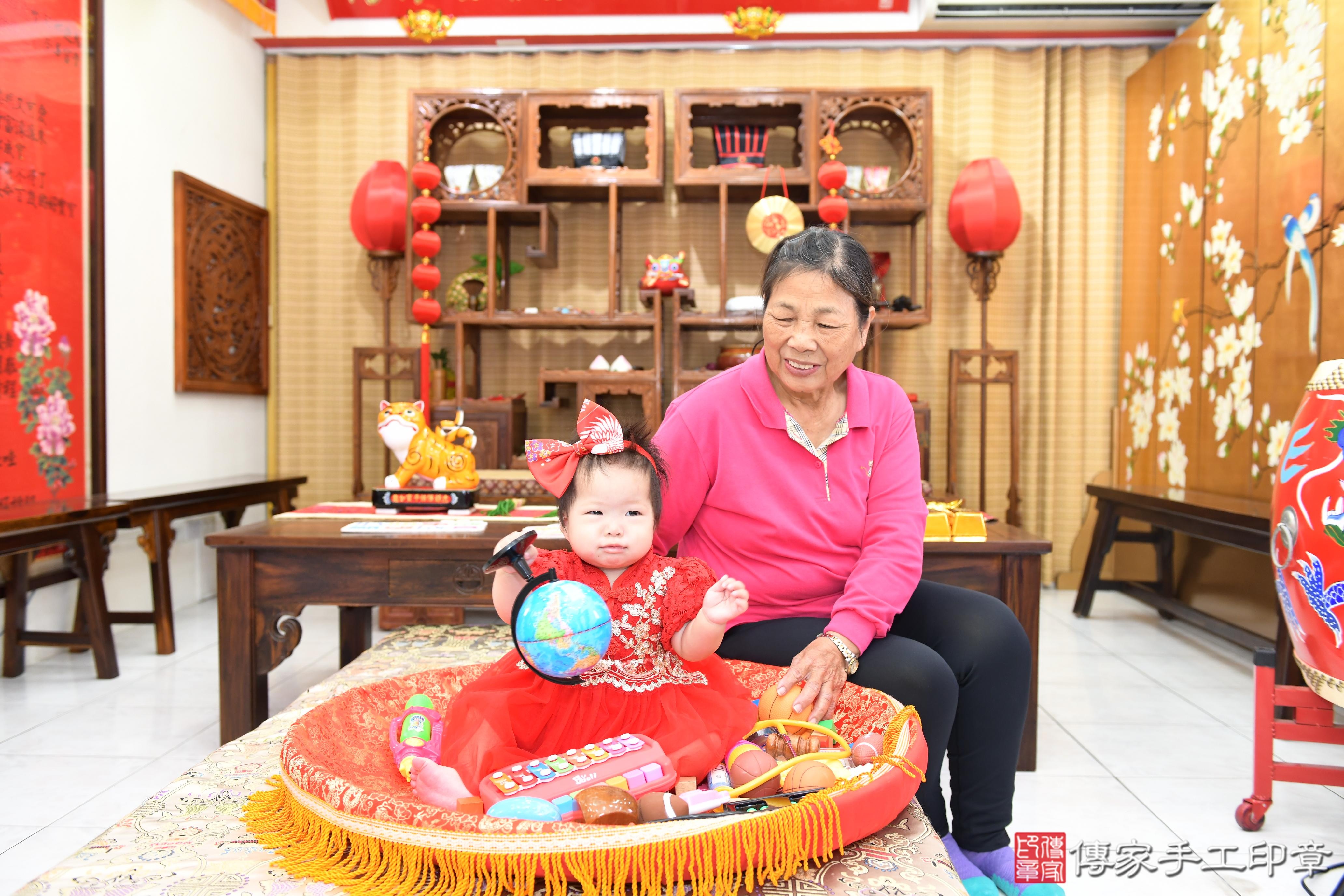 傳家手工印章高雄店、抓周、度脺、美式風會場、傳家嬰兒古禮、吉祥話、抓周道具物品24種、拍照。抓周證書。寶寶抓周、滿周歲、生日快樂、祝福 傳家手工印章高雄店、抓周、度脺、美式風會場、傳家嬰兒古禮、吉祥話、抓周道具物品24種、拍照。抓周證書。寶寶抓周、滿周歲、生日快樂、祝福