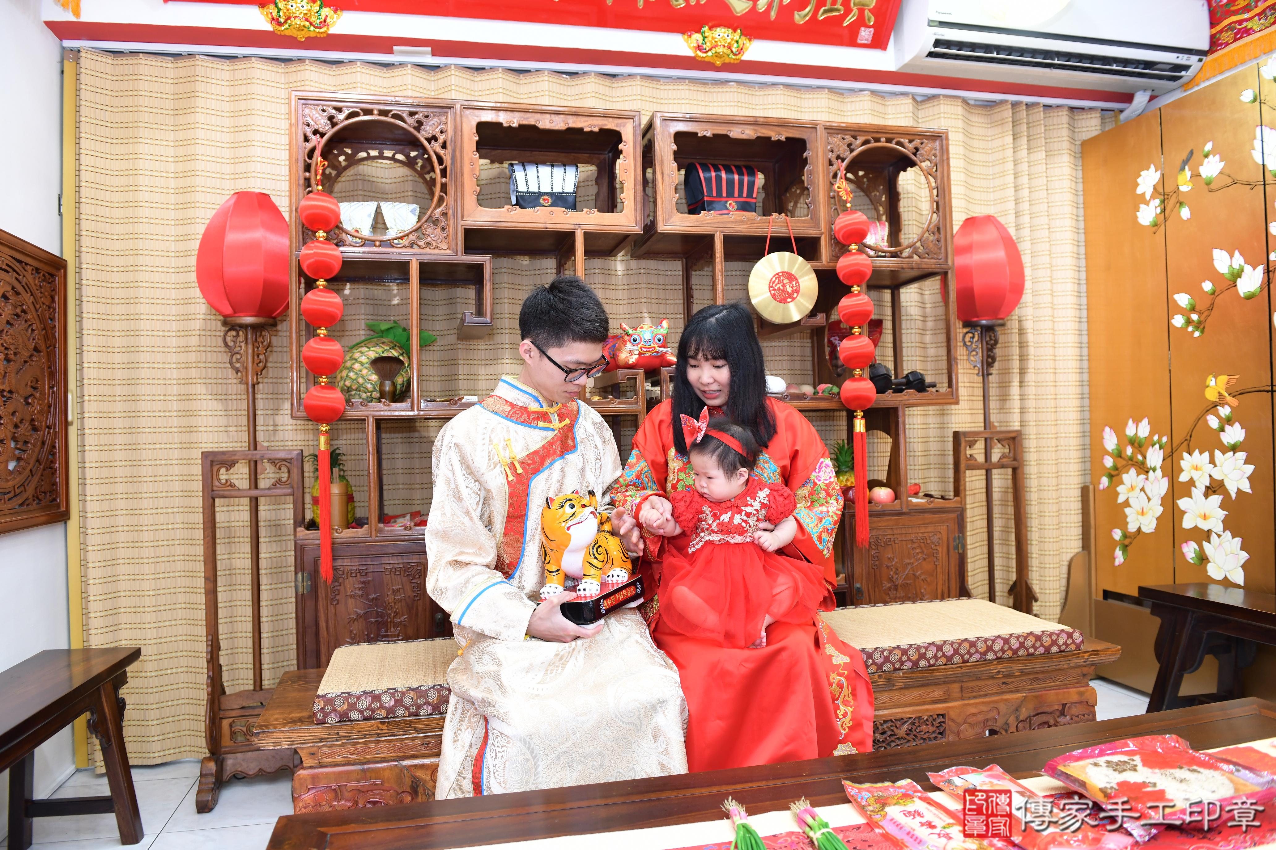 傳家手工印章高雄店、抓周、度脺、美式風會場、傳家嬰兒古禮、吉祥話、抓周道具物品24種、拍照。抓周證書。寶寶抓周、滿周歲、生日快樂、祝福 傳家手工印章高雄店、抓周、度脺、美式風會場、傳家嬰兒古禮、吉祥話、抓周道具物品24種、拍照。抓周證書。寶寶抓周、滿周歲、生日快樂、祝福