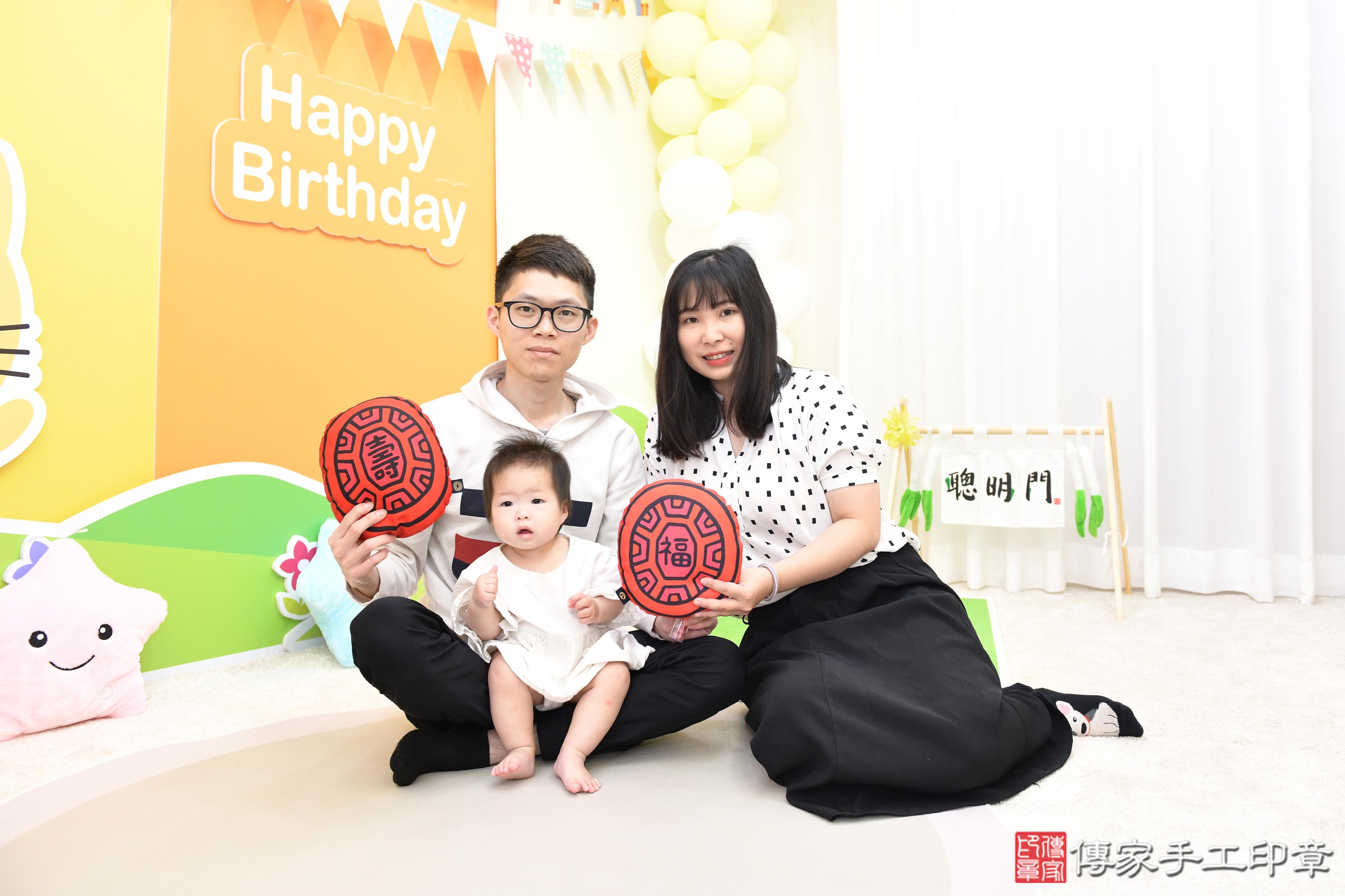 傳家手工印章高雄店、抓周、度脺、美式風會場、傳家嬰兒古禮、吉祥話、抓周道具物品24種、拍照。抓周證書。寶寶抓周、滿周歲、生日快樂、祝福 傳家手工印章高雄店、抓周、度脺、美式風會場、傳家嬰兒古禮、吉祥話、抓周道具物品24種、拍照。抓周證書。寶寶抓周、滿周歲、生日快樂、祝福