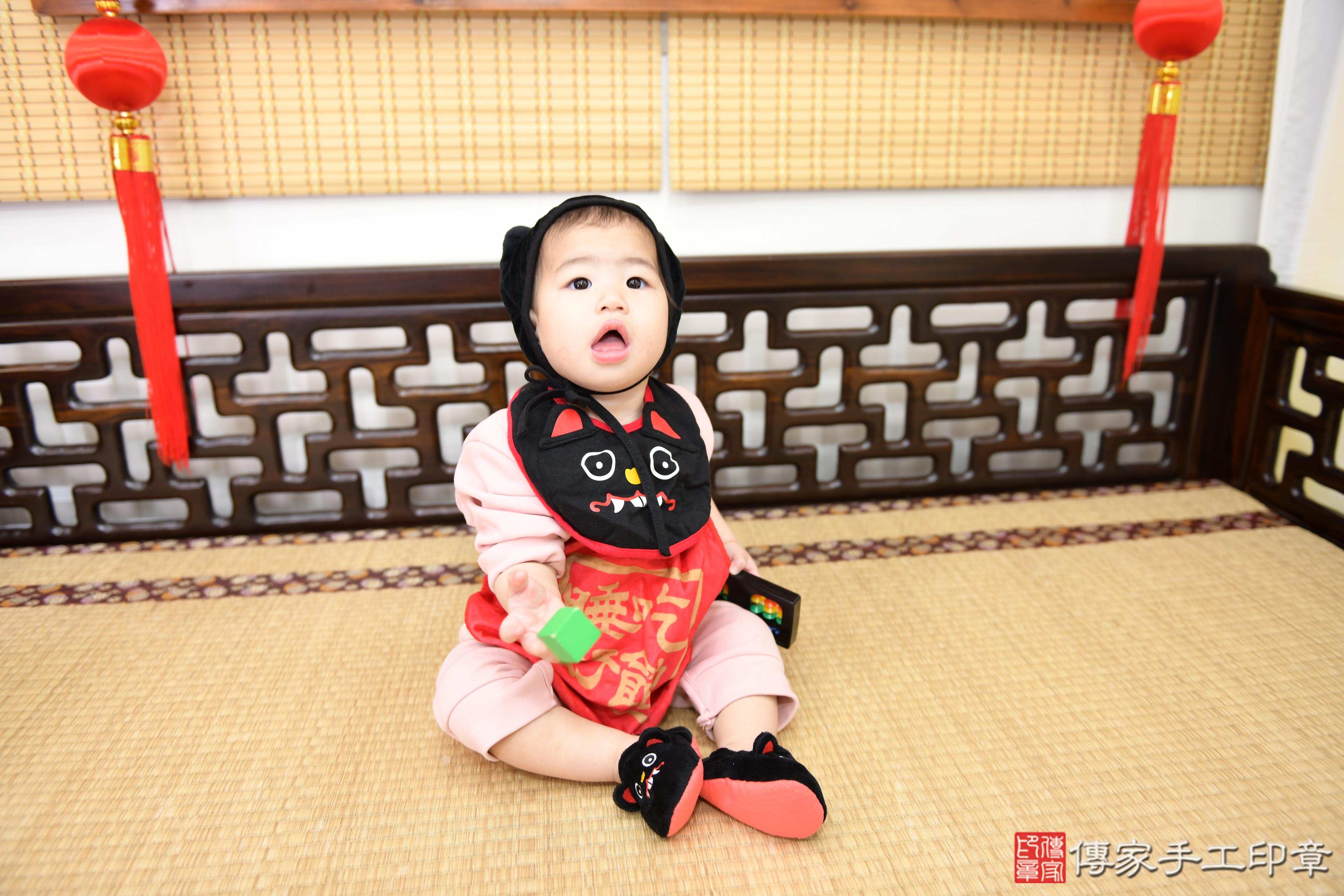 傳家手工印章高雄店、抓周、度脺、美式風會場、傳家嬰兒古禮、吉祥話、抓周道具物品24種、拍照。抓周證書。寶寶抓周、滿周歲、生日快樂、祝福 傳家手工印章高雄店、抓周、度脺、美式風會場、傳家嬰兒古禮、吉祥話、抓周道具物品24種、拍照。抓周證書。寶寶抓周、滿周歲、生日快樂、祝福