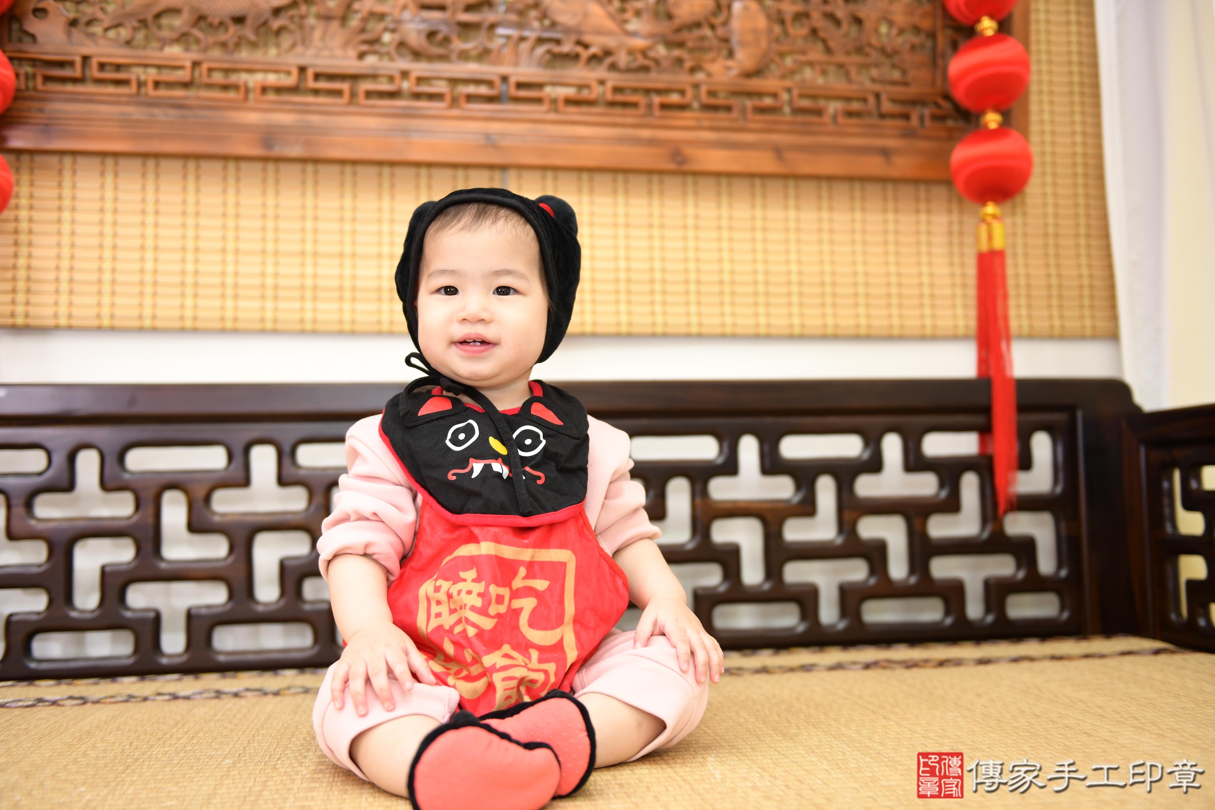 傳家手工印章高雄店、抓周、度脺、美式風會場、傳家嬰兒古禮、吉祥話、抓周道具物品24種、拍照。抓周證書。寶寶抓周、滿周歲、生日快樂、祝福 傳家手工印章高雄店、抓周、度脺、美式風會場、傳家嬰兒古禮、吉祥話、抓周道具物品24種、拍照。抓周證書。寶寶抓周、滿周歲、生日快樂、祝福