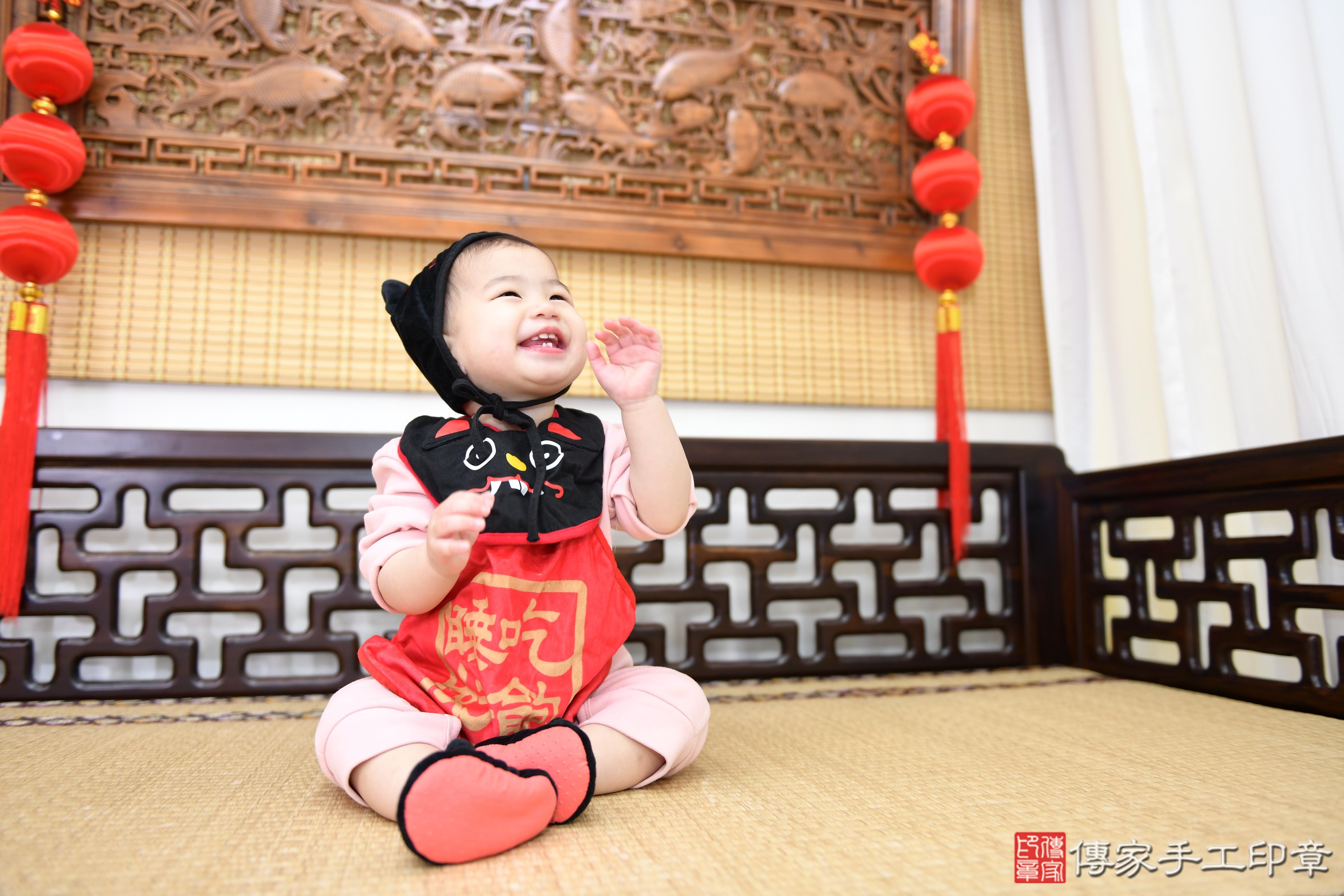 傳家手工印章高雄店、抓周、度脺、美式風會場、傳家嬰兒古禮、吉祥話、抓周道具物品24種、拍照。抓周證書。寶寶抓周、滿周歲、生日快樂、祝福 傳家手工印章高雄店、抓周、度脺、美式風會場、傳家嬰兒古禮、吉祥話、抓周道具物品24種、拍照。抓周證書。寶寶抓周、滿周歲、生日快樂、祝福