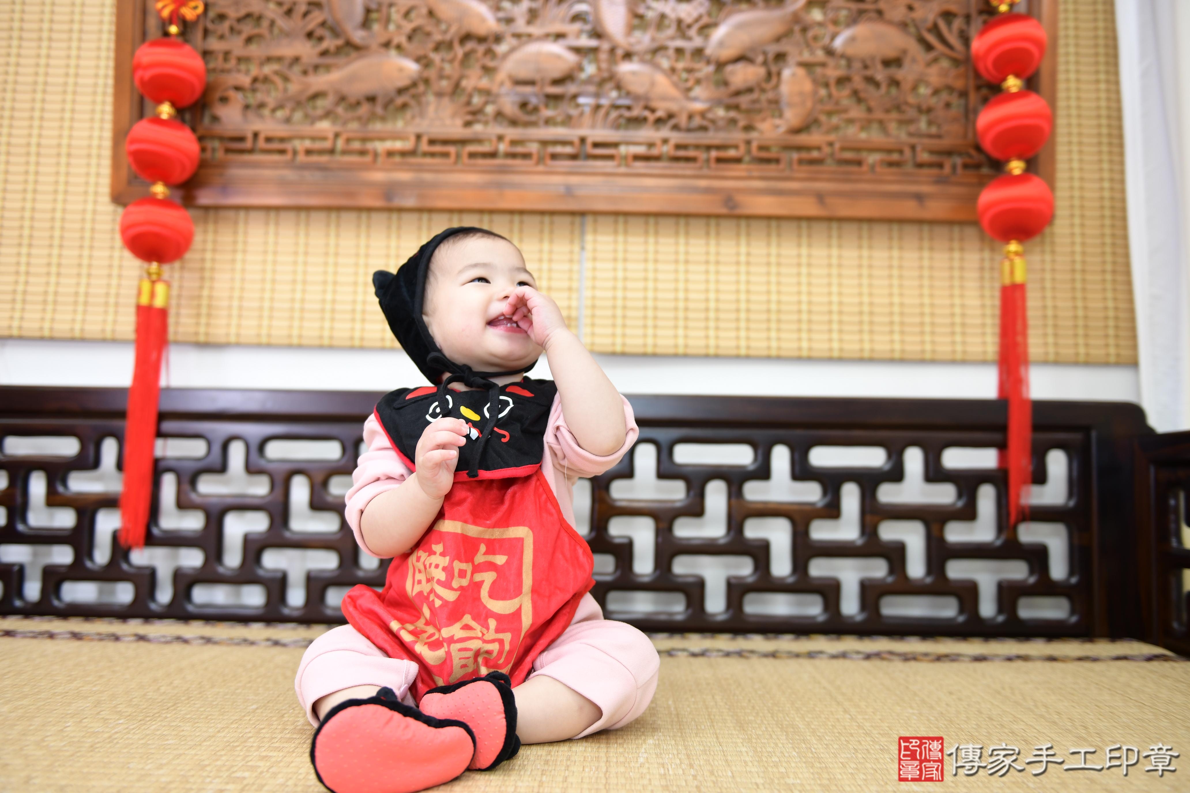 傳家手工印章高雄店、抓周、度脺、美式風會場、傳家嬰兒古禮、吉祥話、抓周道具物品24種、拍照。抓周證書。寶寶抓周、滿周歲、生日快樂、祝福 傳家手工印章高雄店、抓周、度脺、美式風會場、傳家嬰兒古禮、吉祥話、抓周道具物品24種、拍照。抓周證書。寶寶抓周、滿周歲、生日快樂、祝福