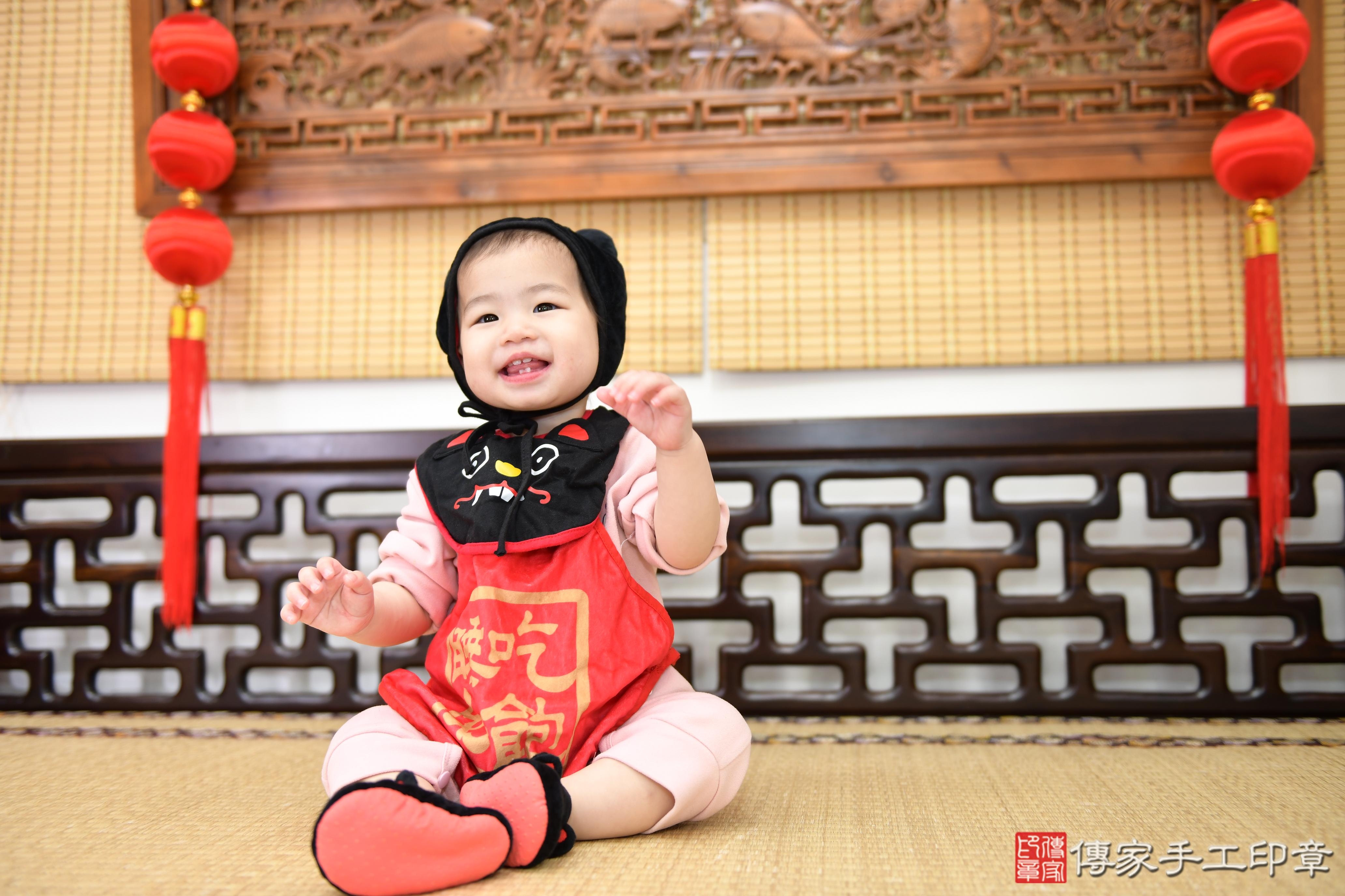 傳家手工印章高雄店、抓周、度脺、美式風會場、傳家嬰兒古禮、吉祥話、抓周道具物品24種、拍照。抓周證書。寶寶抓周、滿周歲、生日快樂、祝福 傳家手工印章高雄店、抓周、度脺、美式風會場、傳家嬰兒古禮、吉祥話、抓周道具物品24種、拍照。抓周證書。寶寶抓周、滿周歲、生日快樂、祝福