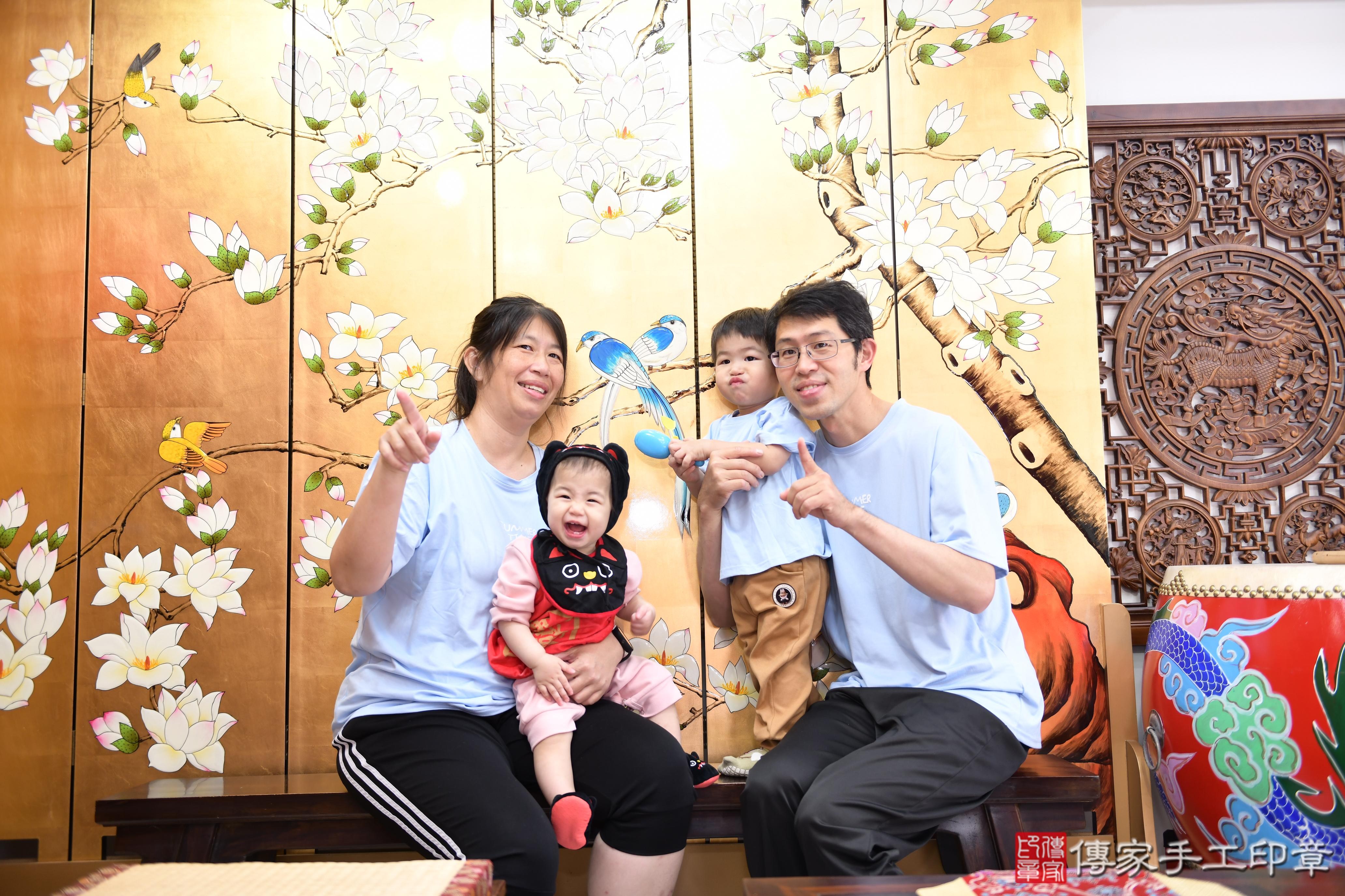 傳家手工印章高雄店、抓周、度脺、美式風會場、傳家嬰兒古禮、吉祥話、抓周道具物品24種、拍照。抓周證書。寶寶抓周、滿周歲、生日快樂、祝福 傳家手工印章高雄店、抓周、度脺、美式風會場、傳家嬰兒古禮、吉祥話、抓周道具物品24種、拍照。抓周證書。寶寶抓周、滿周歲、生日快樂、祝福