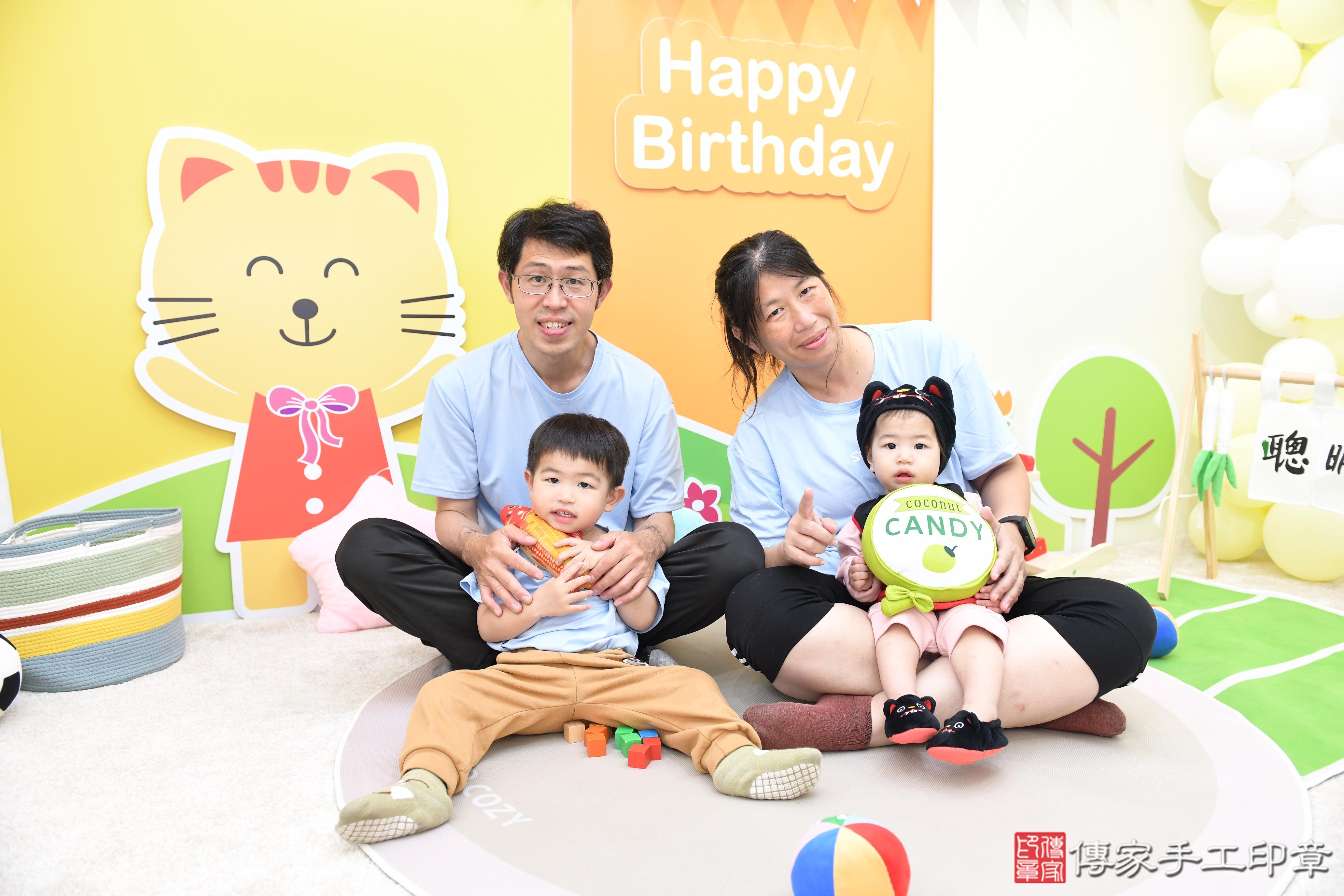 傳家手工印章高雄店、抓周、度脺、美式風會場、傳家嬰兒古禮、吉祥話、抓周道具物品24種、拍照。抓周證書。寶寶抓周、滿周歲、生日快樂、祝福 傳家手工印章高雄店、抓周、度脺、美式風會場、傳家嬰兒古禮、吉祥話、抓周道具物品24種、拍照。抓周證書。寶寶抓周、滿周歲、生日快樂、祝福