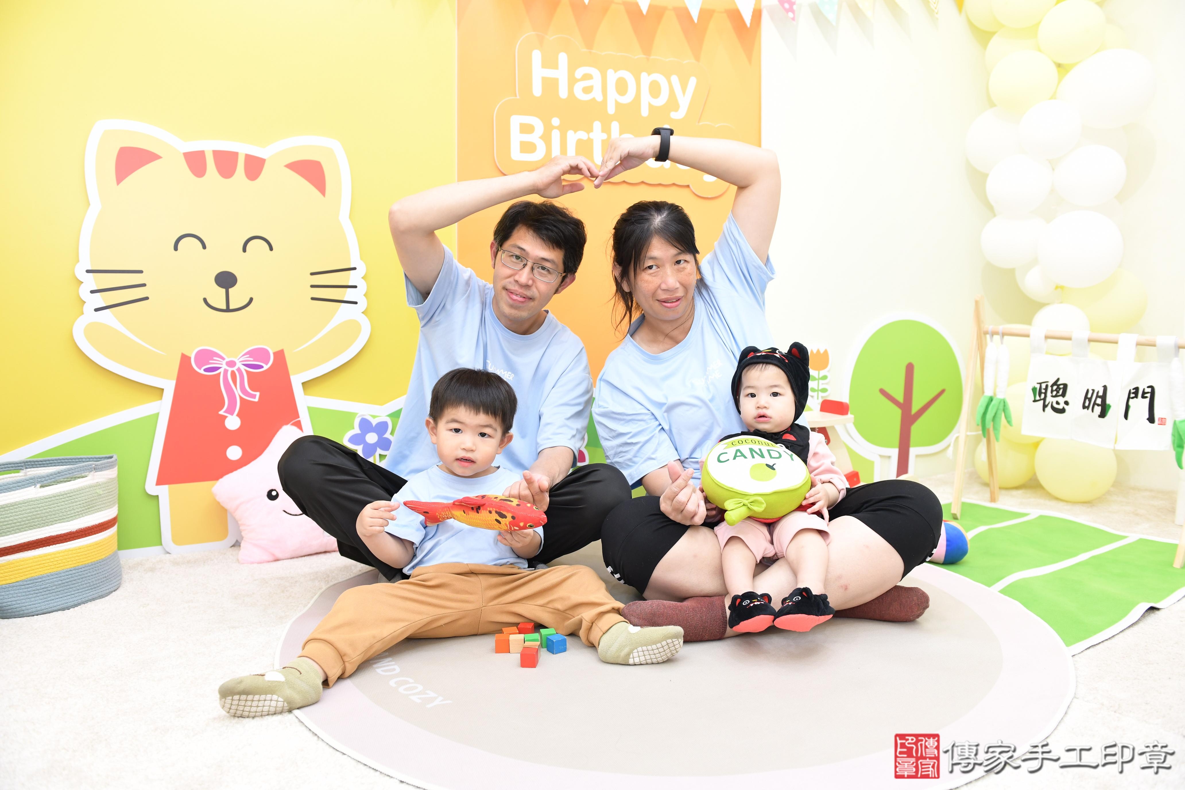 傳家手工印章高雄店、抓周、度脺、美式風會場、傳家嬰兒古禮、吉祥話、抓周道具物品24種、拍照。抓周證書。寶寶抓周、滿周歲、生日快樂、祝福 傳家手工印章高雄店、抓周、度脺、美式風會場、傳家嬰兒古禮、吉祥話、抓周道具物品24種、拍照。抓周證書。寶寶抓周、滿周歲、生日快樂、祝福