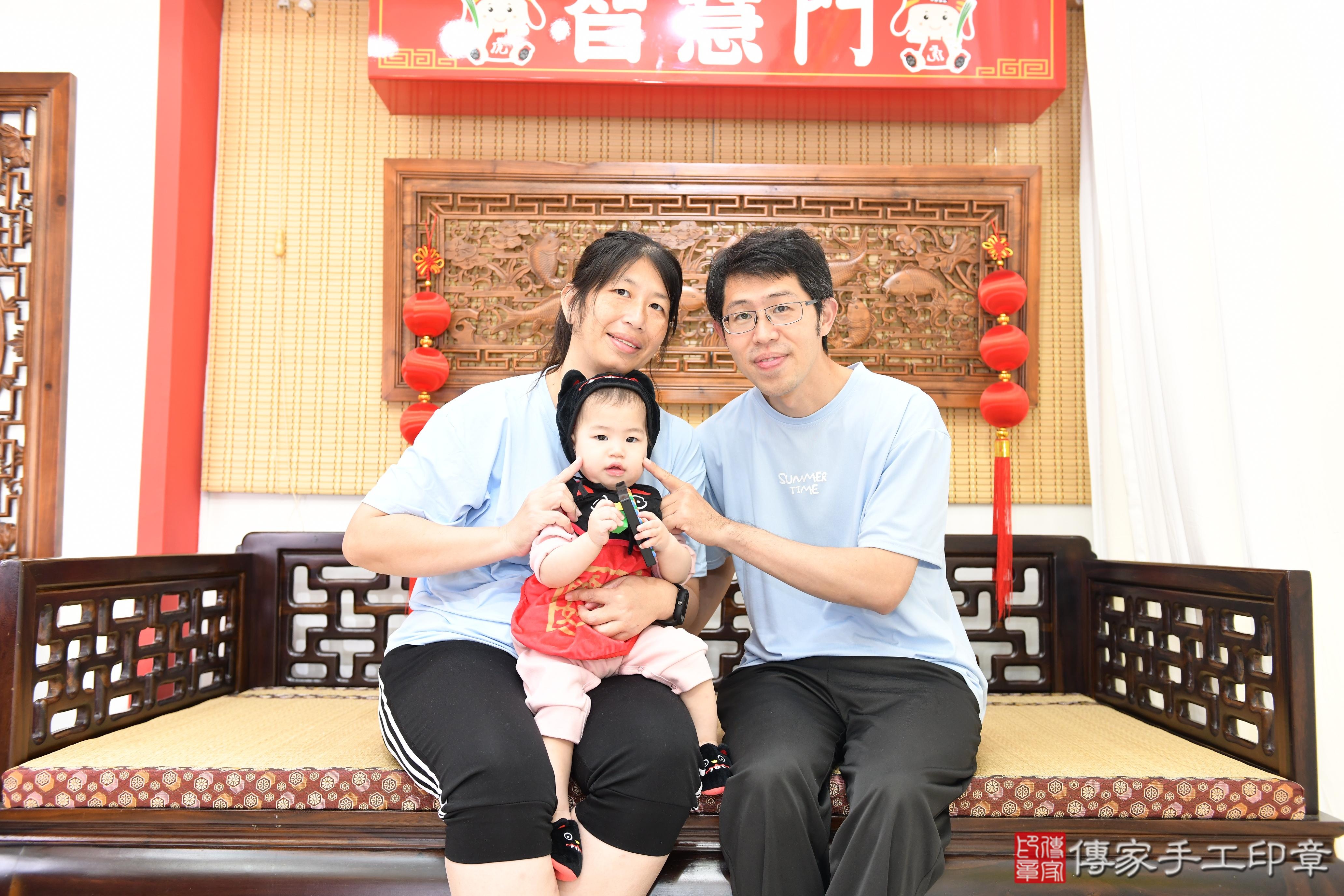 傳家手工印章高雄店、抓周、度脺、美式風會場、傳家嬰兒古禮、吉祥話、抓周道具物品24種、拍照。抓周證書。寶寶抓周、滿周歲、生日快樂、祝福 傳家手工印章高雄店、抓周、度脺、美式風會場、傳家嬰兒古禮、吉祥話、抓周道具物品24種、拍照。抓周證書。寶寶抓周、滿周歲、生日快樂、祝福