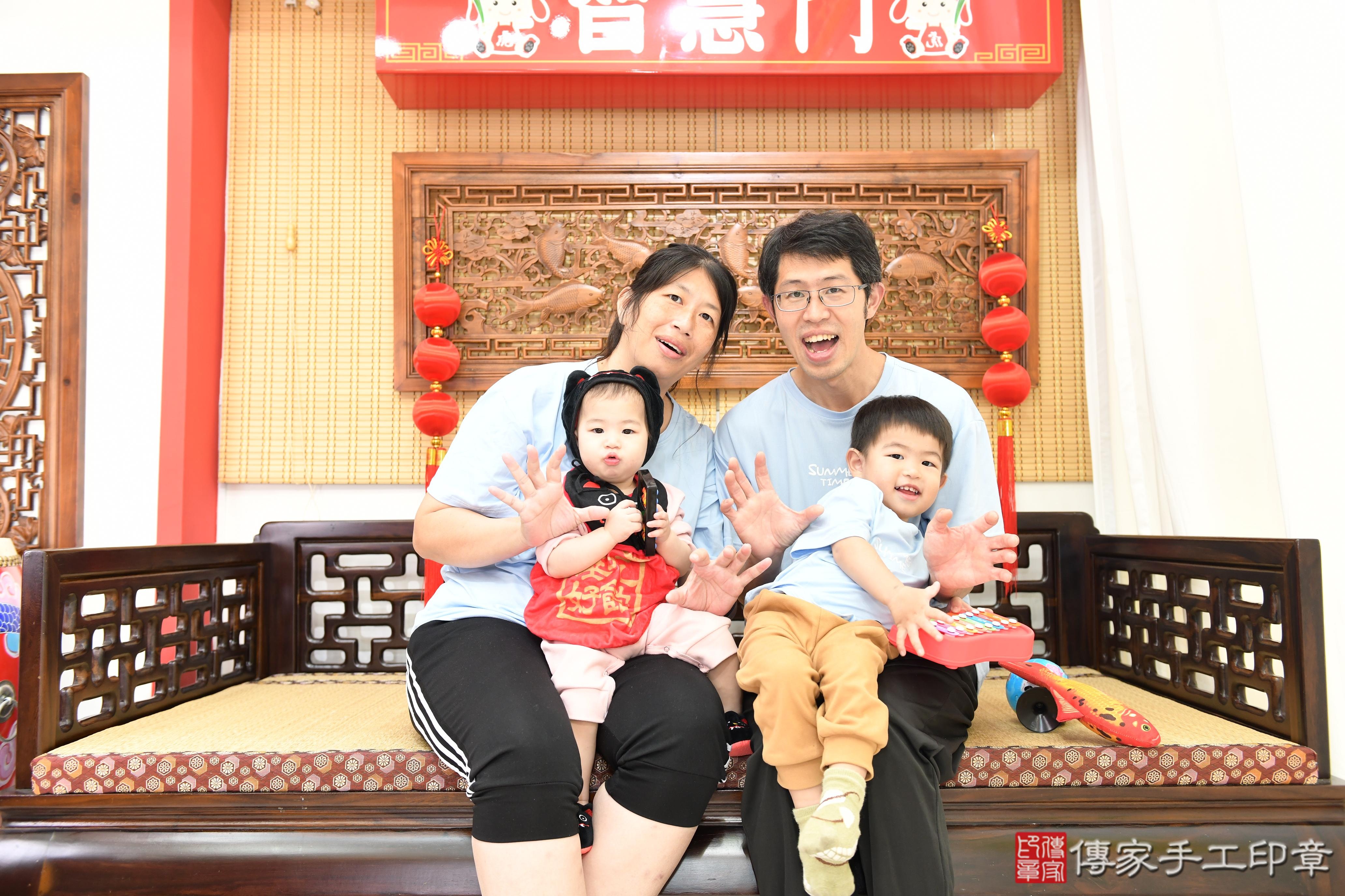 傳家手工印章高雄店、抓周、度脺、美式風會場、傳家嬰兒古禮、吉祥話、抓周道具物品24種、拍照。抓周證書。寶寶抓周、滿周歲、生日快樂、祝福 傳家手工印章高雄店、抓周、度脺、美式風會場、傳家嬰兒古禮、吉祥話、抓周道具物品24種、拍照。抓周證書。寶寶抓周、滿周歲、生日快樂、祝福