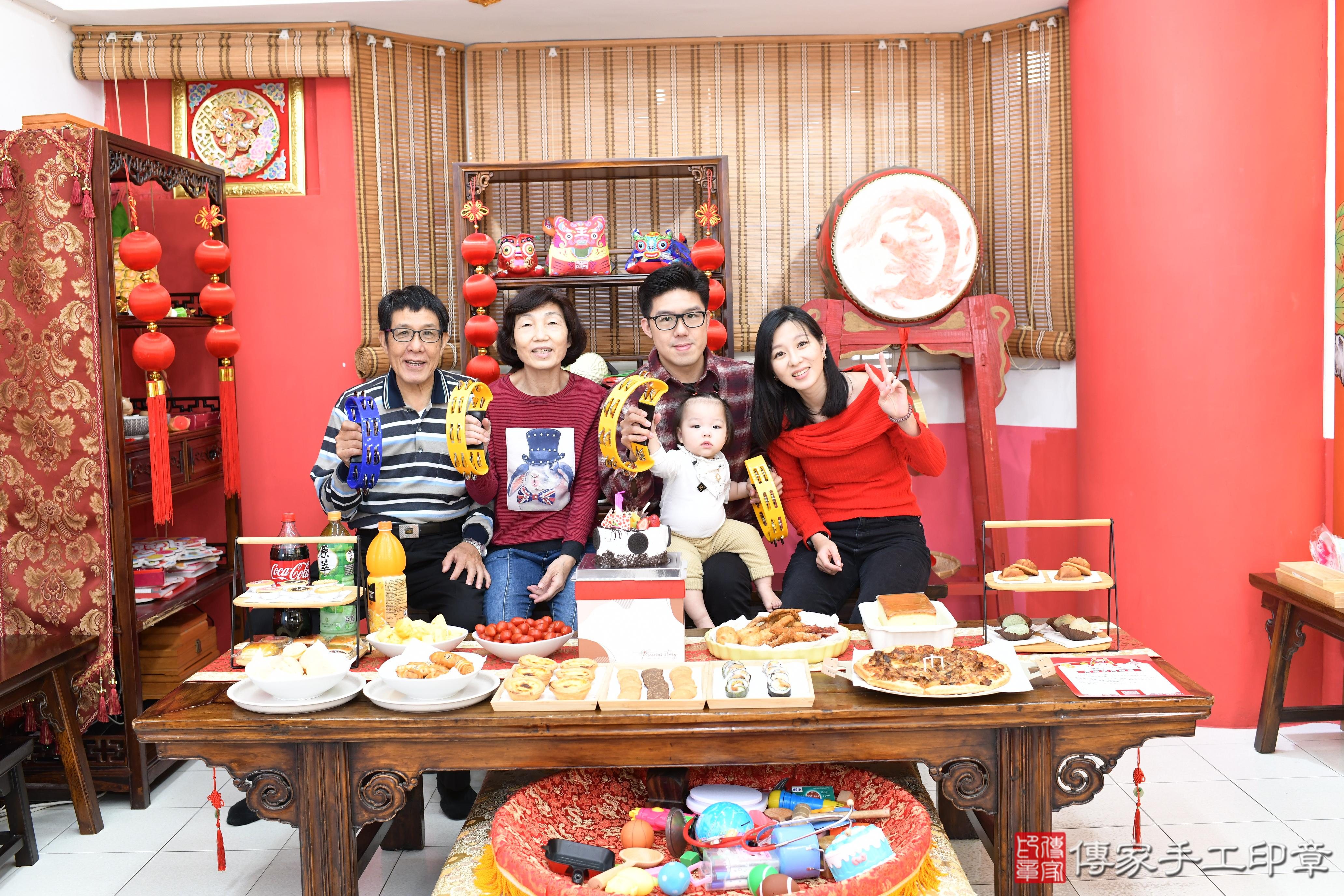 傳家手工印章高雄店、抓周、度脺、美式風會場、傳家嬰兒古禮、吉祥話、抓周道具物品24種、拍照。抓周證書。寶寶抓周、滿周歲、生日快樂、祝福