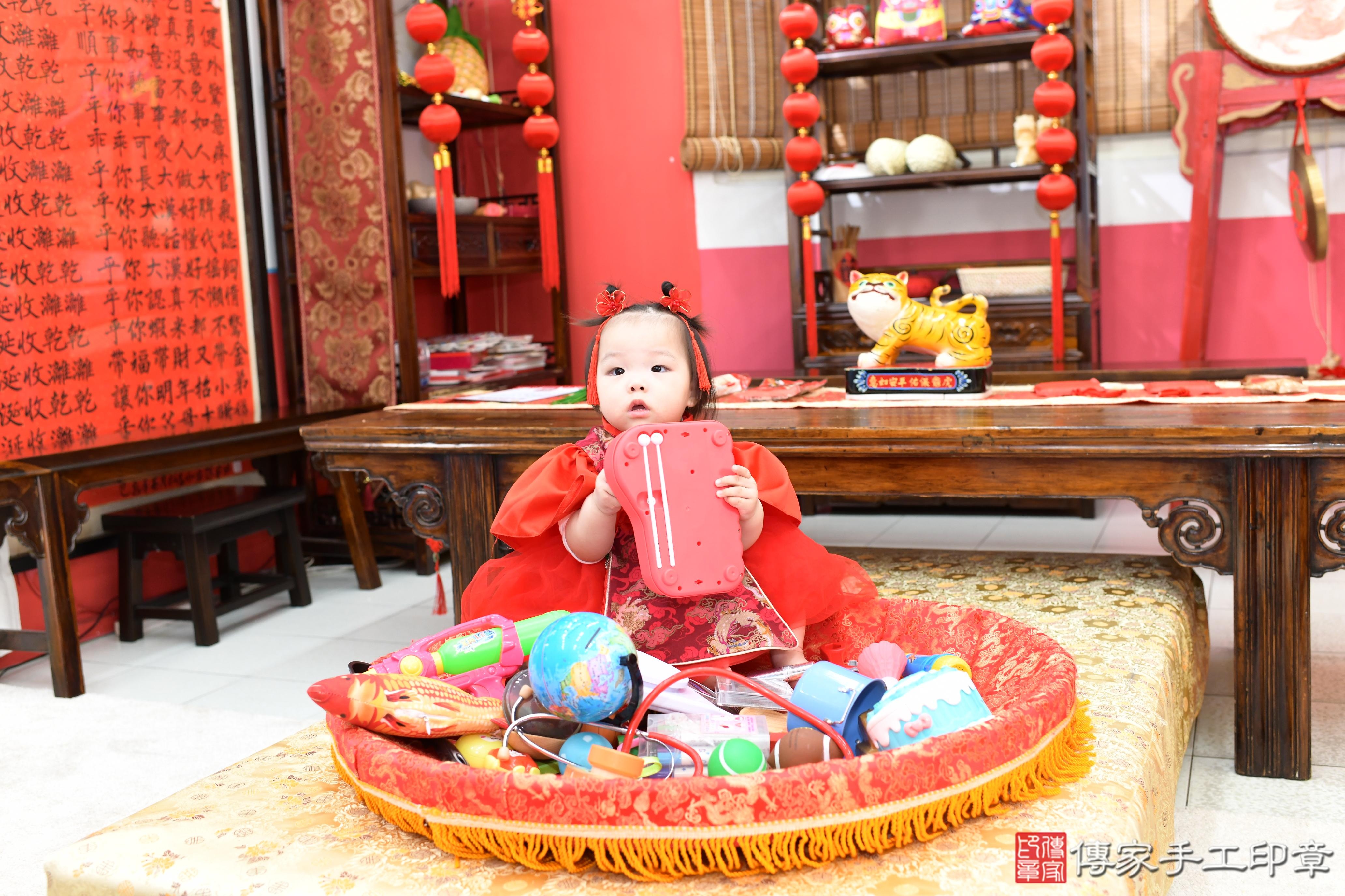 傳家手工印章高雄店、抓周、度脺、美式風會場、傳家嬰兒古禮、吉祥話、抓周道具物品24種、拍照。抓周證書。寶寶抓周、滿周歲、生日快樂、祝福