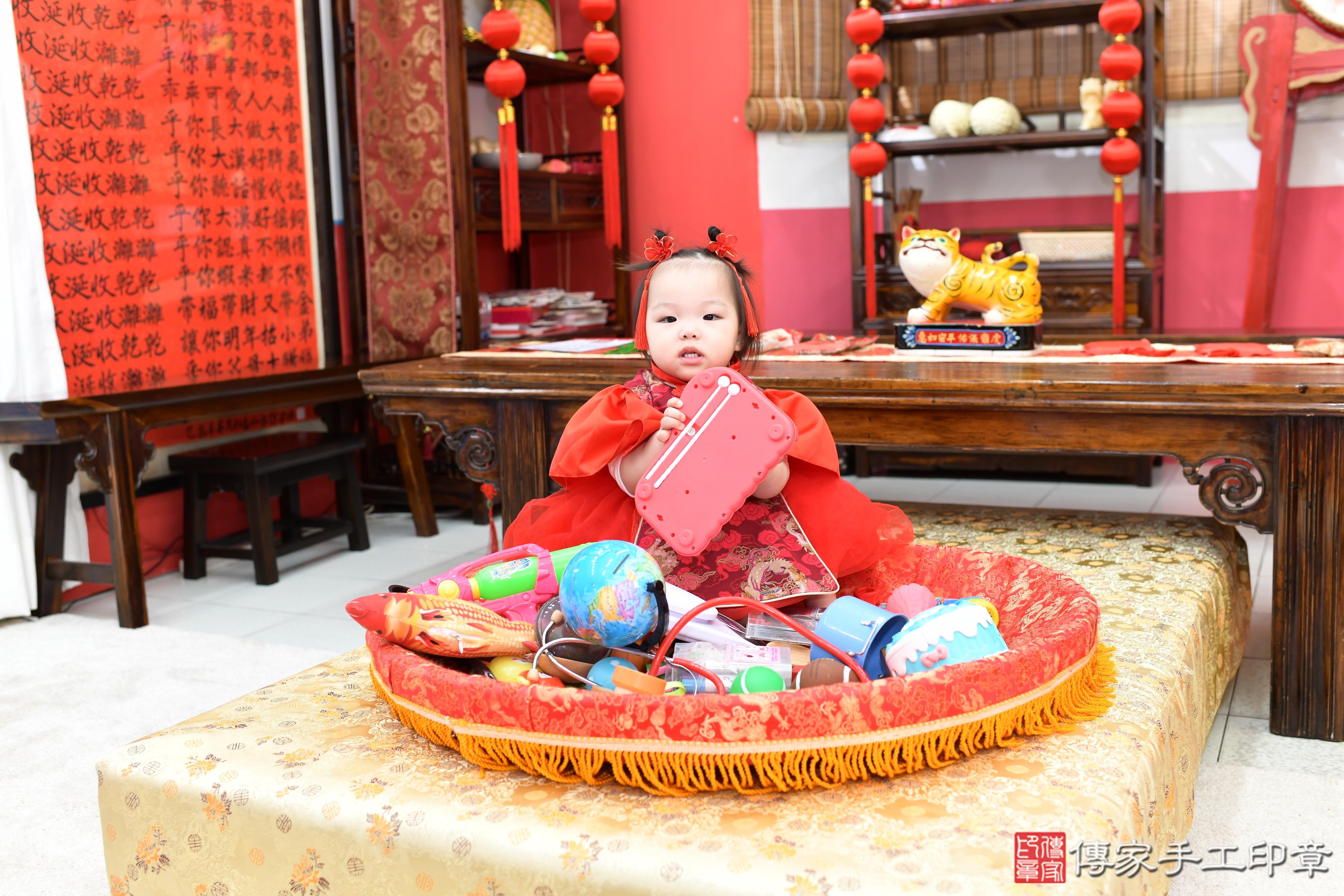 傳家手工印章高雄店、抓周、度脺、美式風會場、傳家嬰兒古禮、吉祥話、抓周道具物品24種、拍照。抓周證書。寶寶抓周、滿周歲、生日快樂、祝福