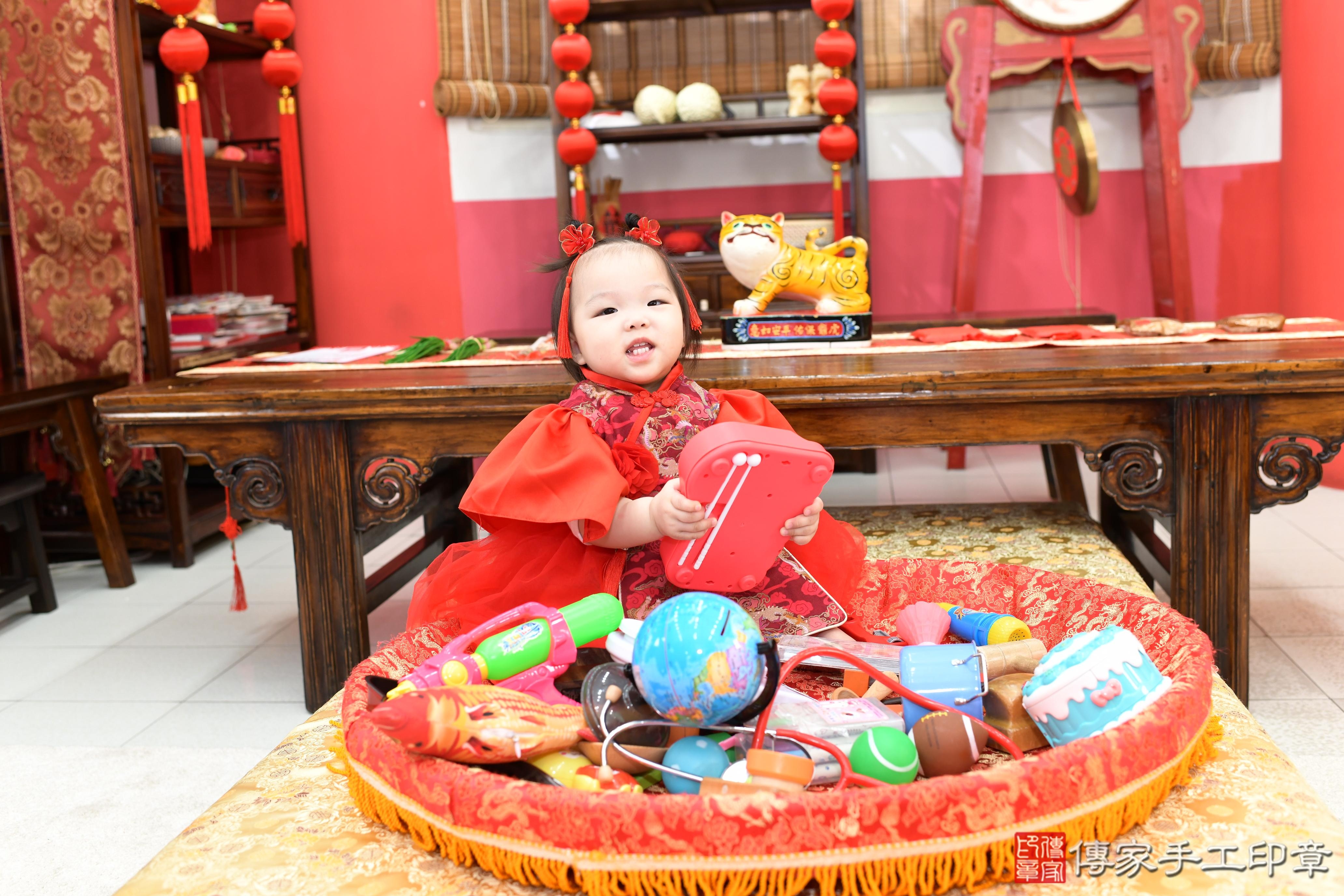 傳家手工印章高雄店、抓周、度脺、美式風會場、傳家嬰兒古禮、吉祥話、抓周道具物品24種、拍照。抓周證書。寶寶抓周、滿周歲、生日快樂、祝福